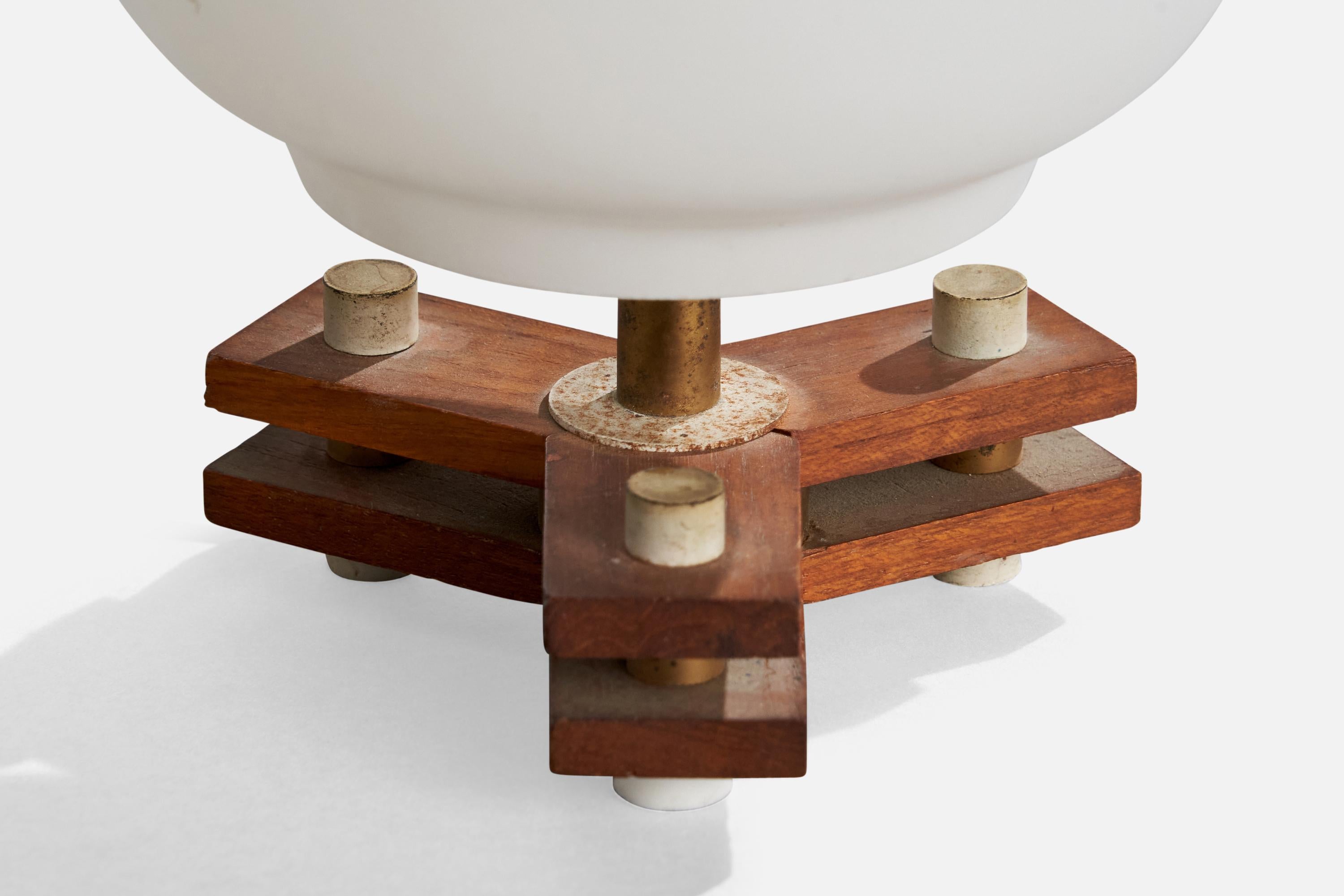 Ottone Lampada da tavolo di design italiano, ottone, vetro, teak, Italia, anni '50 in vendita
