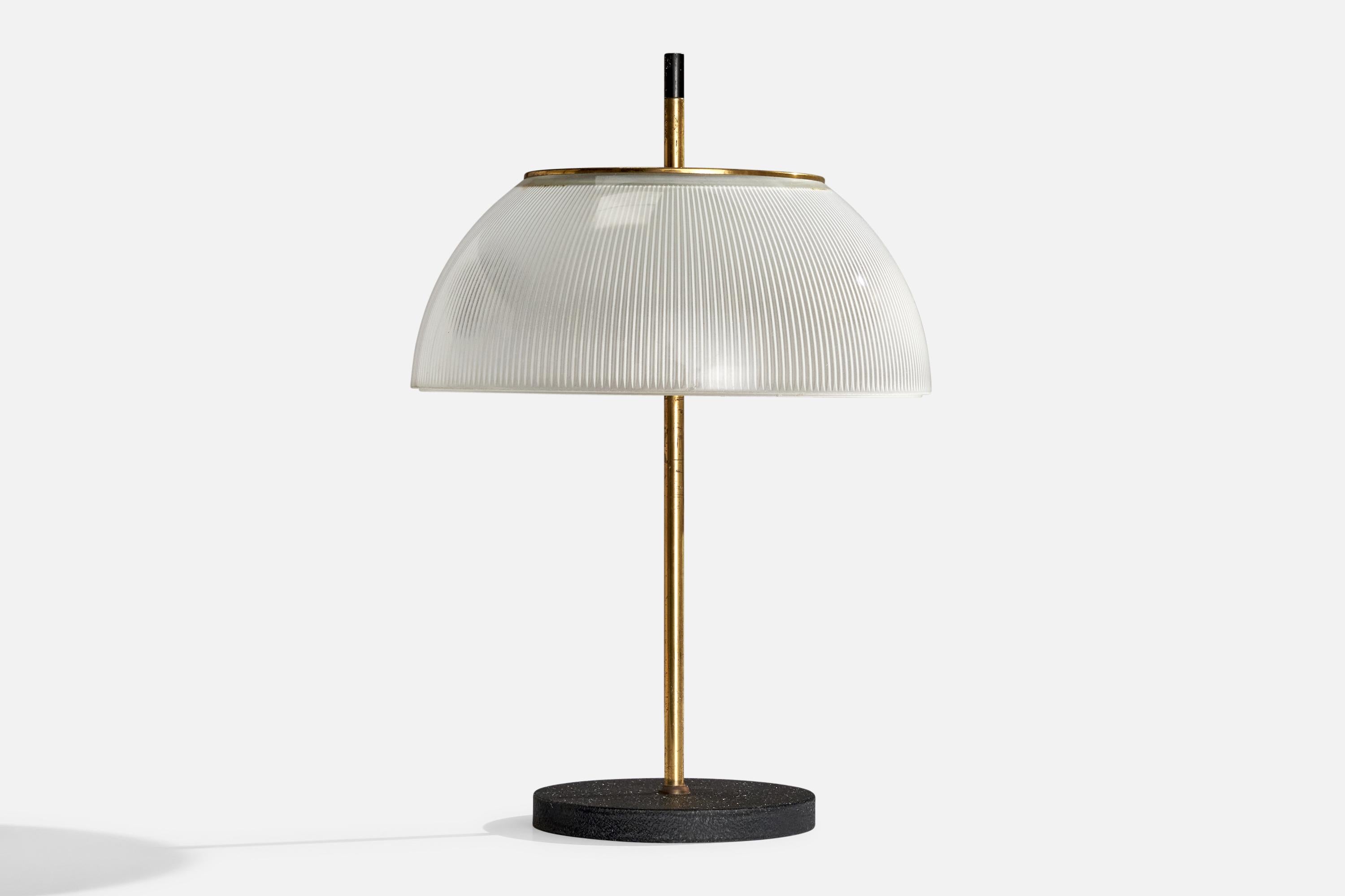 Lampada da tavolo in ottone, ghisa laccata nera e vetro acidato progettata e prodotta in Italia, anni '60 circa.

Dimensioni della lampada (in pollici): 15,25