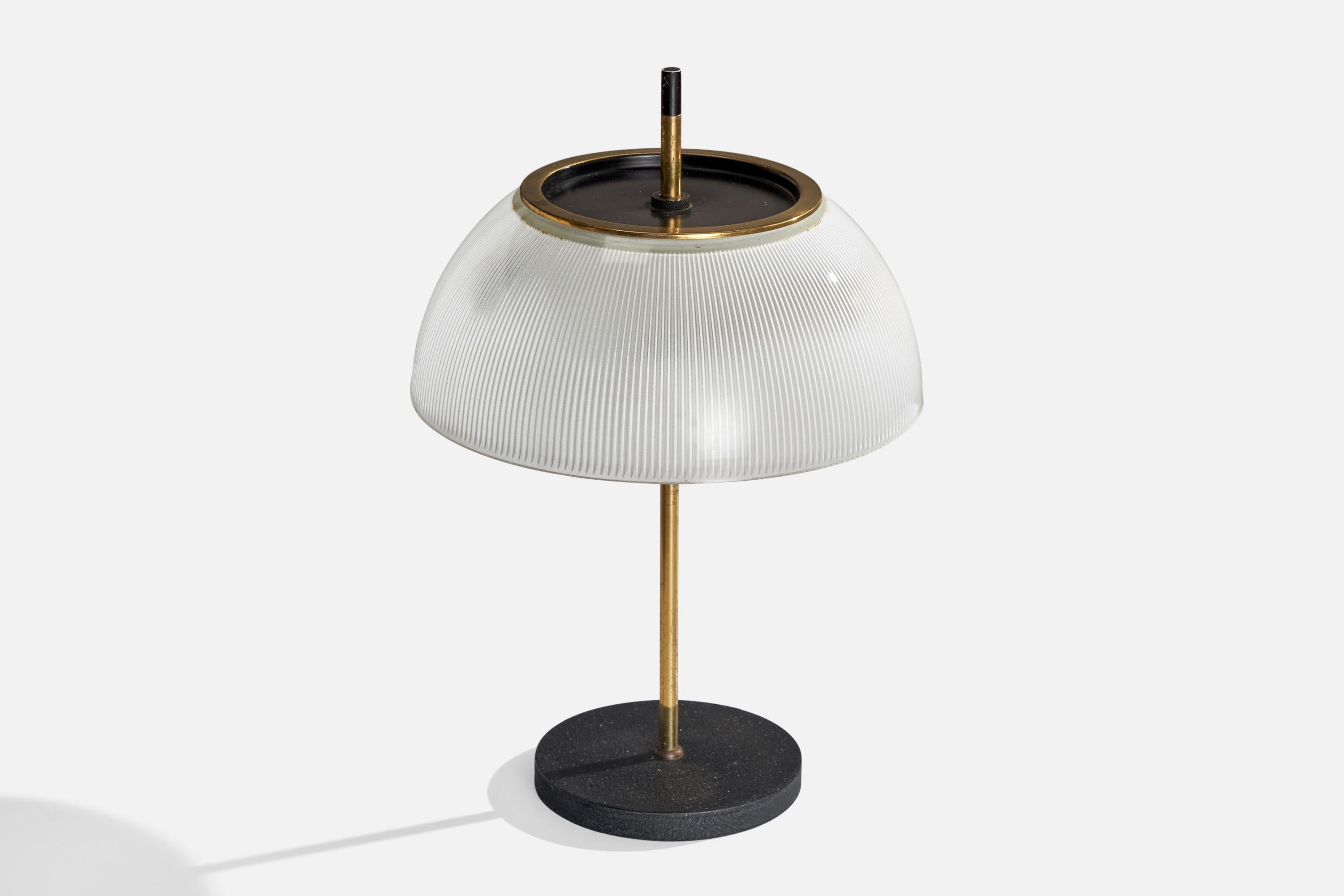 Mid-Century moderno Lampada da tavolo di design italiano, ottone, ferro, vetro, Italia, anni '60 in vendita