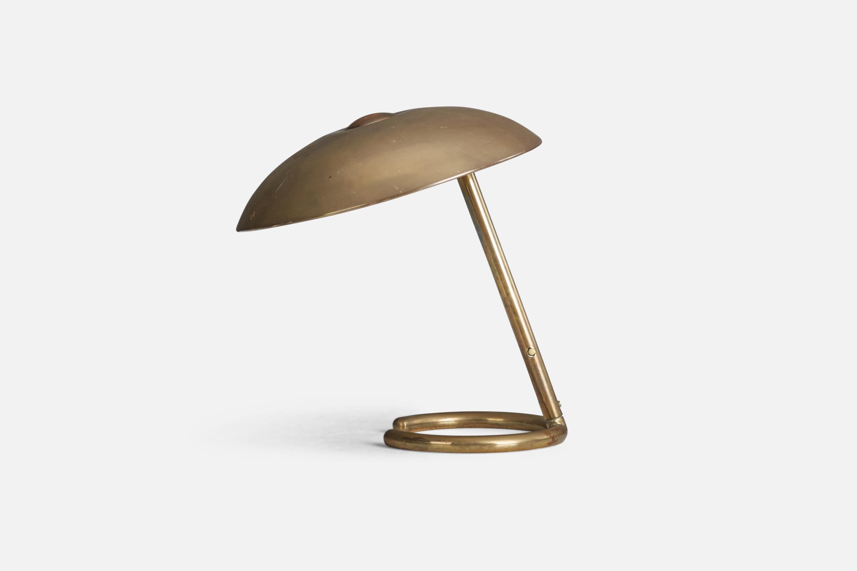Lampe de table en laiton conçue et produite par un designer italien, Italie, années 1940.

La douille accepte les ampoules E-14.

Il n'y a pas de puissance maximale indiquée sur le luminaire.