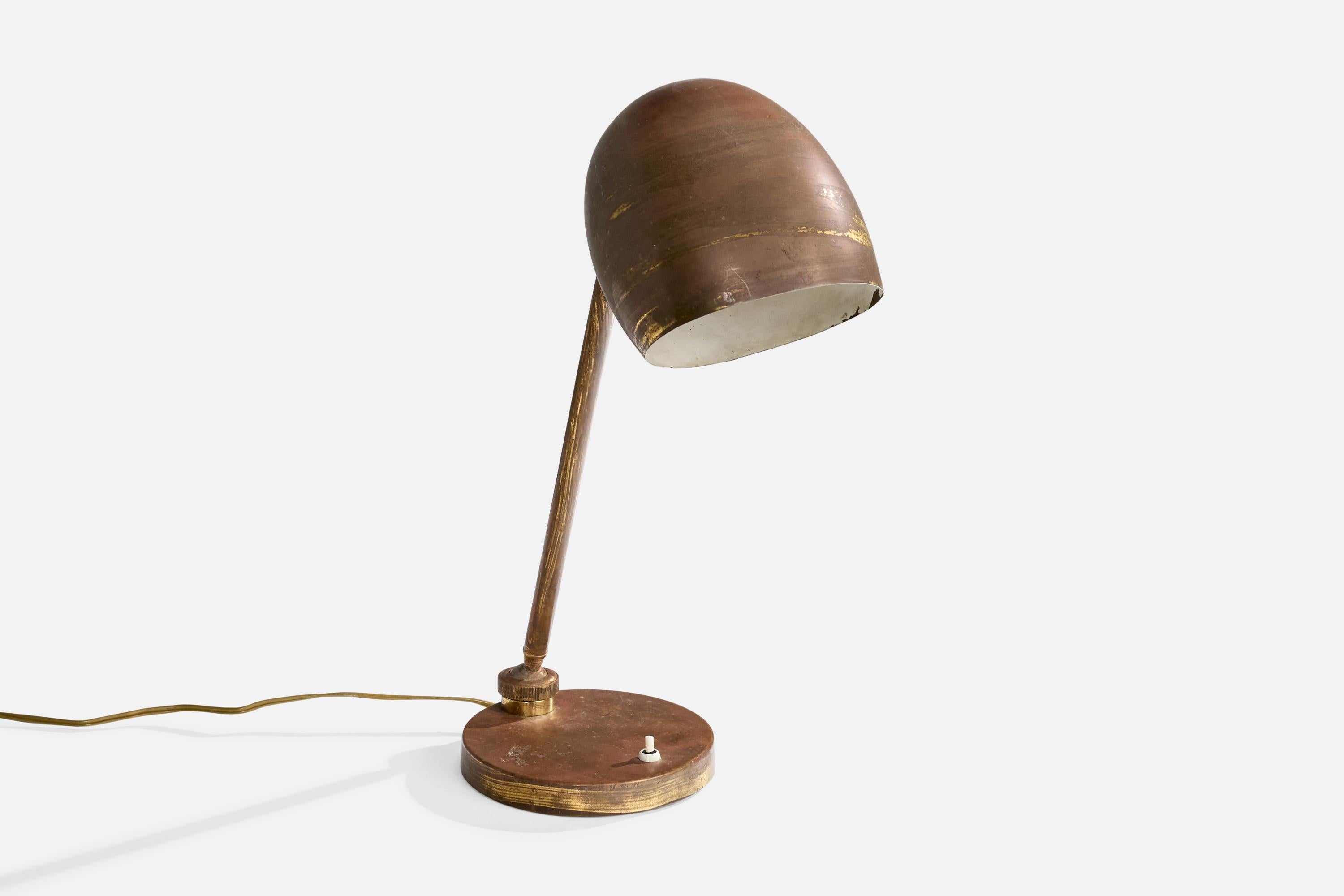 An adjustable brass table lamp designed and produced in Italy, c. 1940s.

Dimensions of Lamp (inches): 17.75