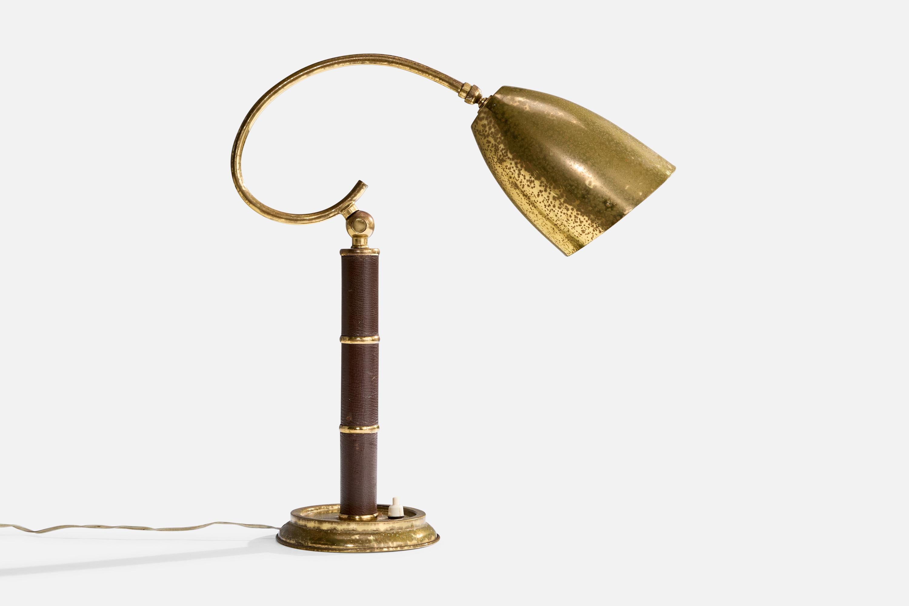 An adjustable brass and brown leather table lamp designed and produced in Italy, c. 1940s.

Dimensions of Lamp (inches): 16.625