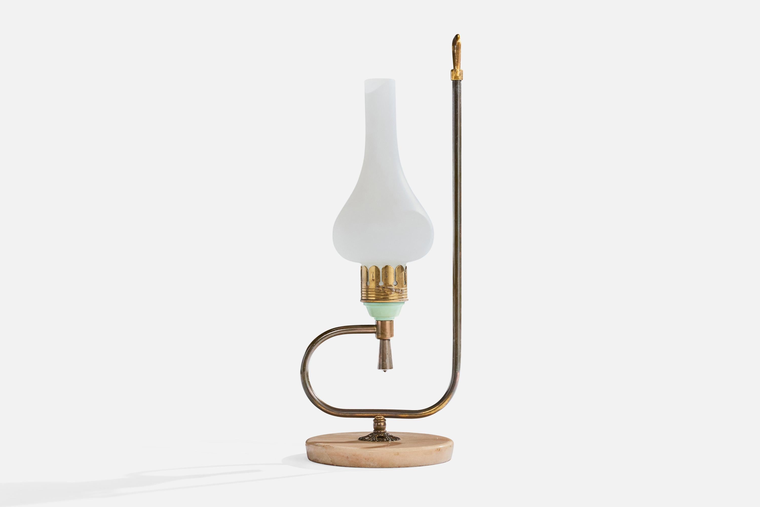 Lámpara de sobremesa de latón, mármol y cristal opalino blanco, diseñada y fabricada en Italia, c. década de 1950.

Dimensiones de la Lámpara (pulgadas): 17,375 