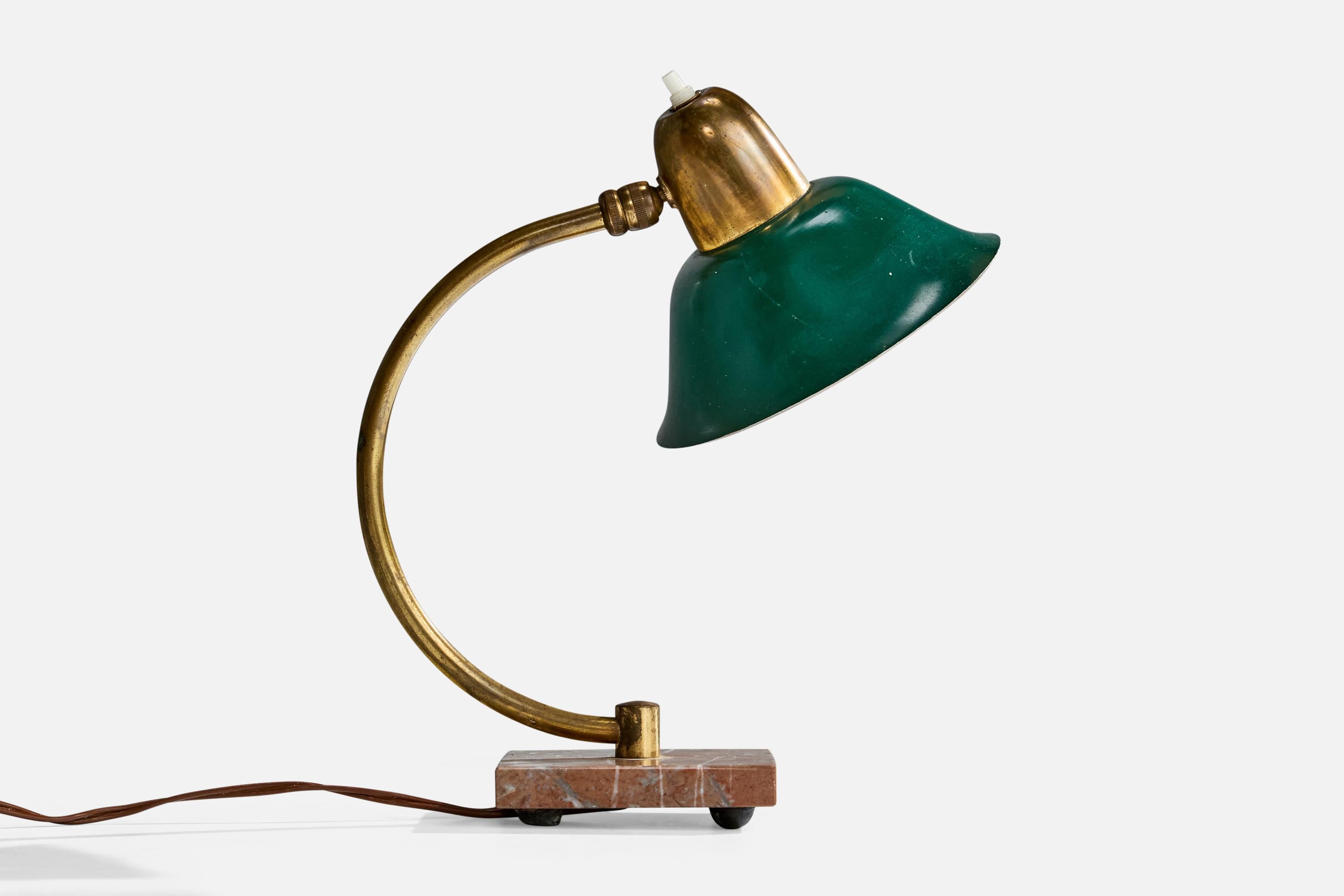 Lámpara de sobremesa regulable de latón, mármol y metal lacado en verde, diseñada y fabricada en Italia, c. 1940.

Oxidación presente en el latón

Desgaste del metal verde acorde con la edad y el uso

Dimensiones de la lámpara (pulgadas): 10,5