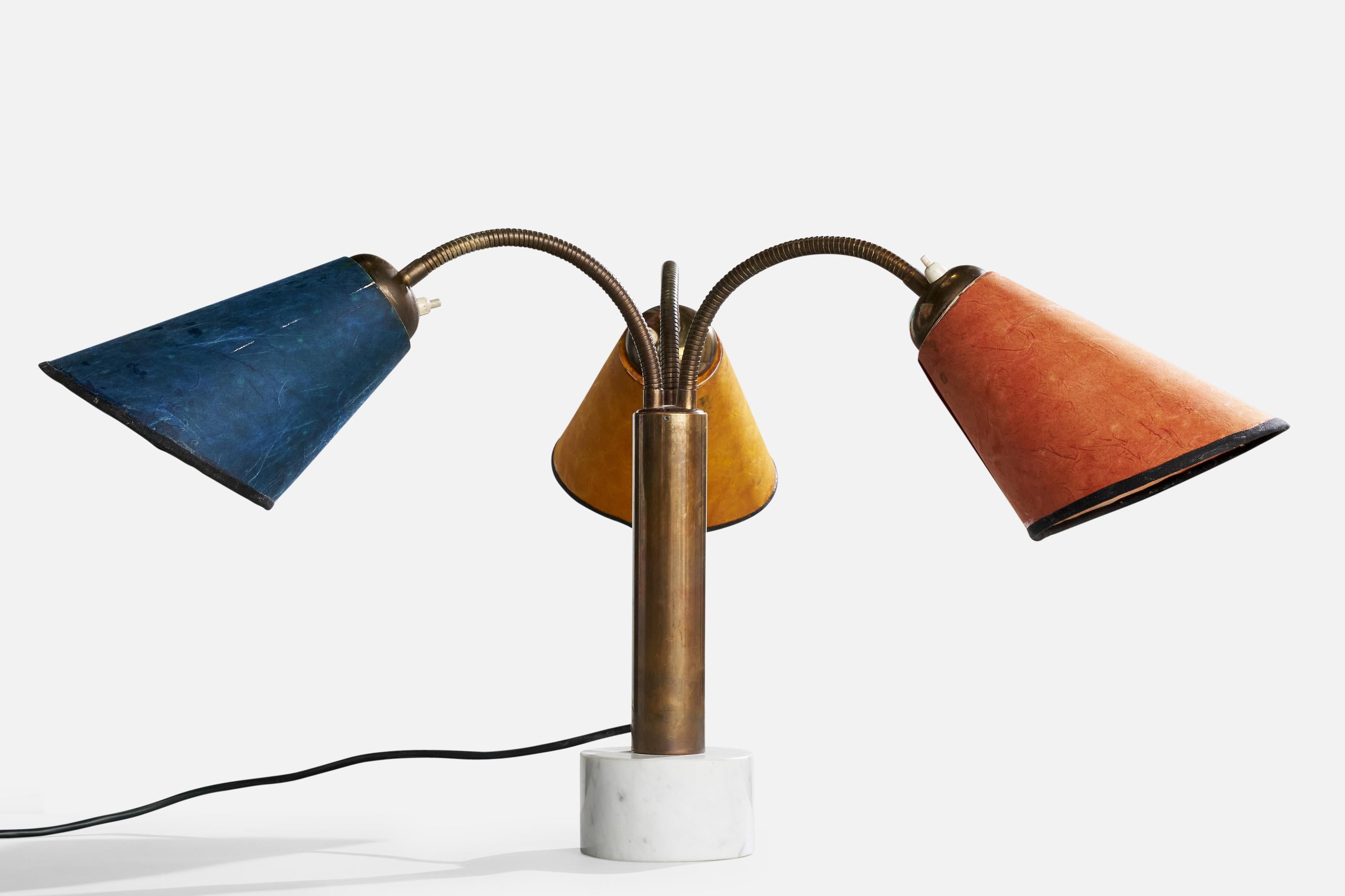Lampada da tavolo in ottone, marmo, carta arancione, gialla e blu progettata e prodotta in Italia, anni '50 circa.

Dimensioni della lampada con paralume (pollici): 14,8