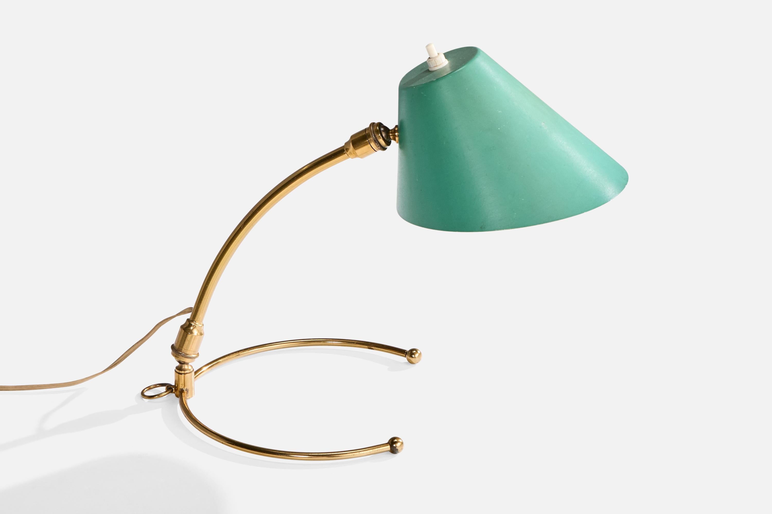 Lampe de table réglable en laiton et métal laqué vert, conçue et produite en Italie, c.1950.

Dimensions de la lampe avec abat-jour (pouces) : 9.8 