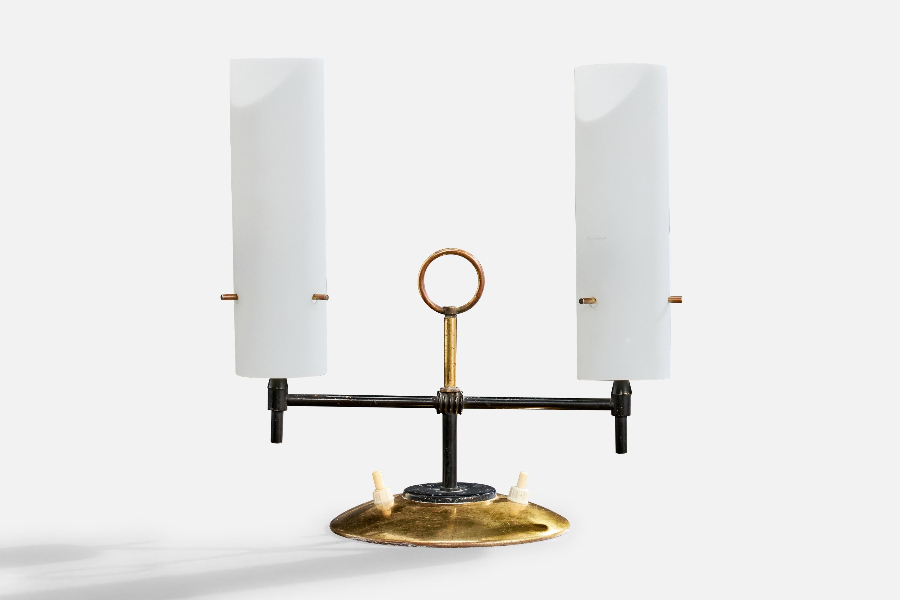 Lampe de table en laiton, métal laqué noir et verre opalin blanc, conçue et produite en Italie, vers les années 1950.

Une oxydation modérée est présente sur l'ensemble de la lampe.

Dimensions de la lampe (pouces) : 11.9 