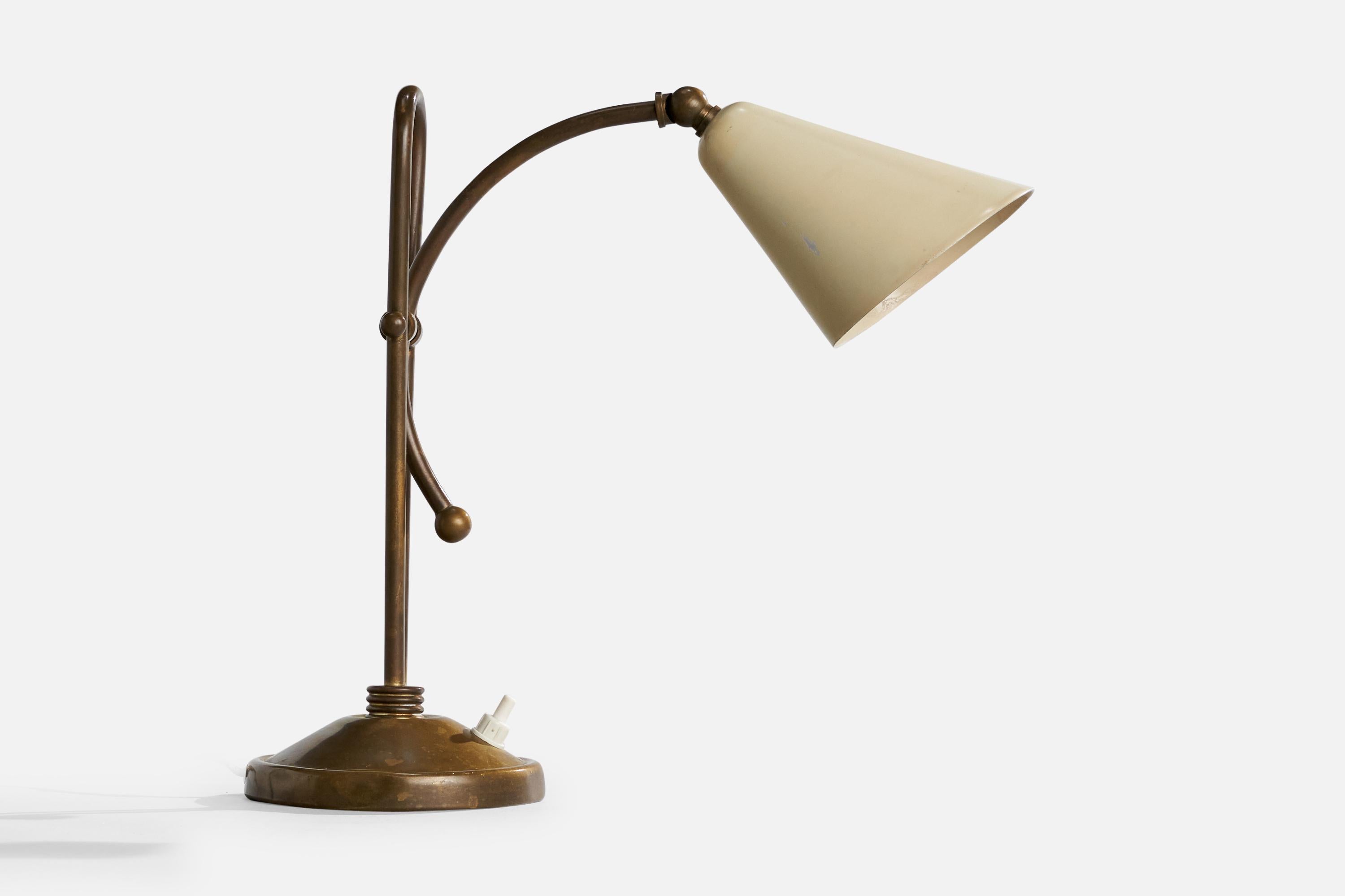 Lampe de table réglable en laiton et métal blanc cassé, conçue et produite en Italie, C.1940.

Dimensions de la lampe avec abat-jour (pouces) : 11.5