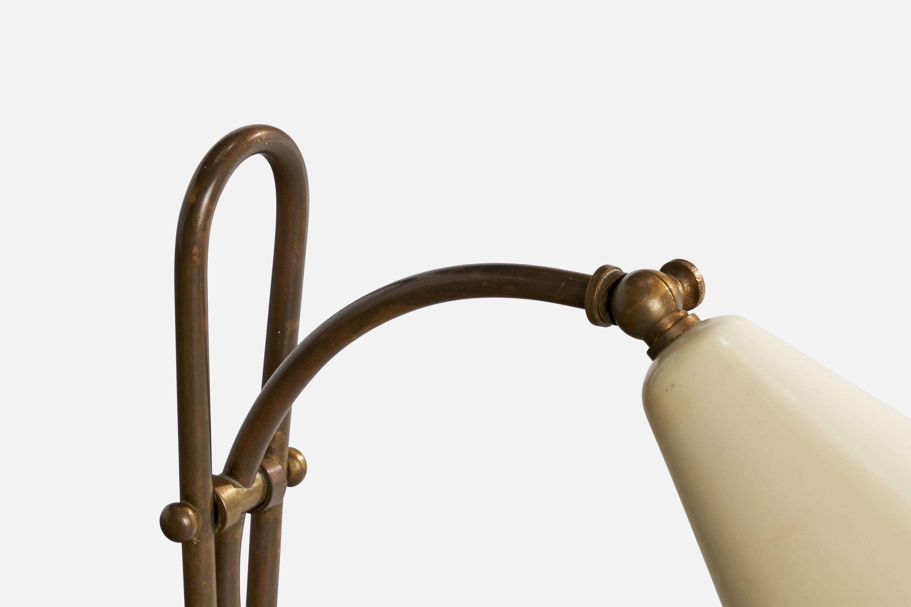 Milieu du XXe siècle Créateur italien, lampe de bureau, laiton, métal, Italie, années 1940
