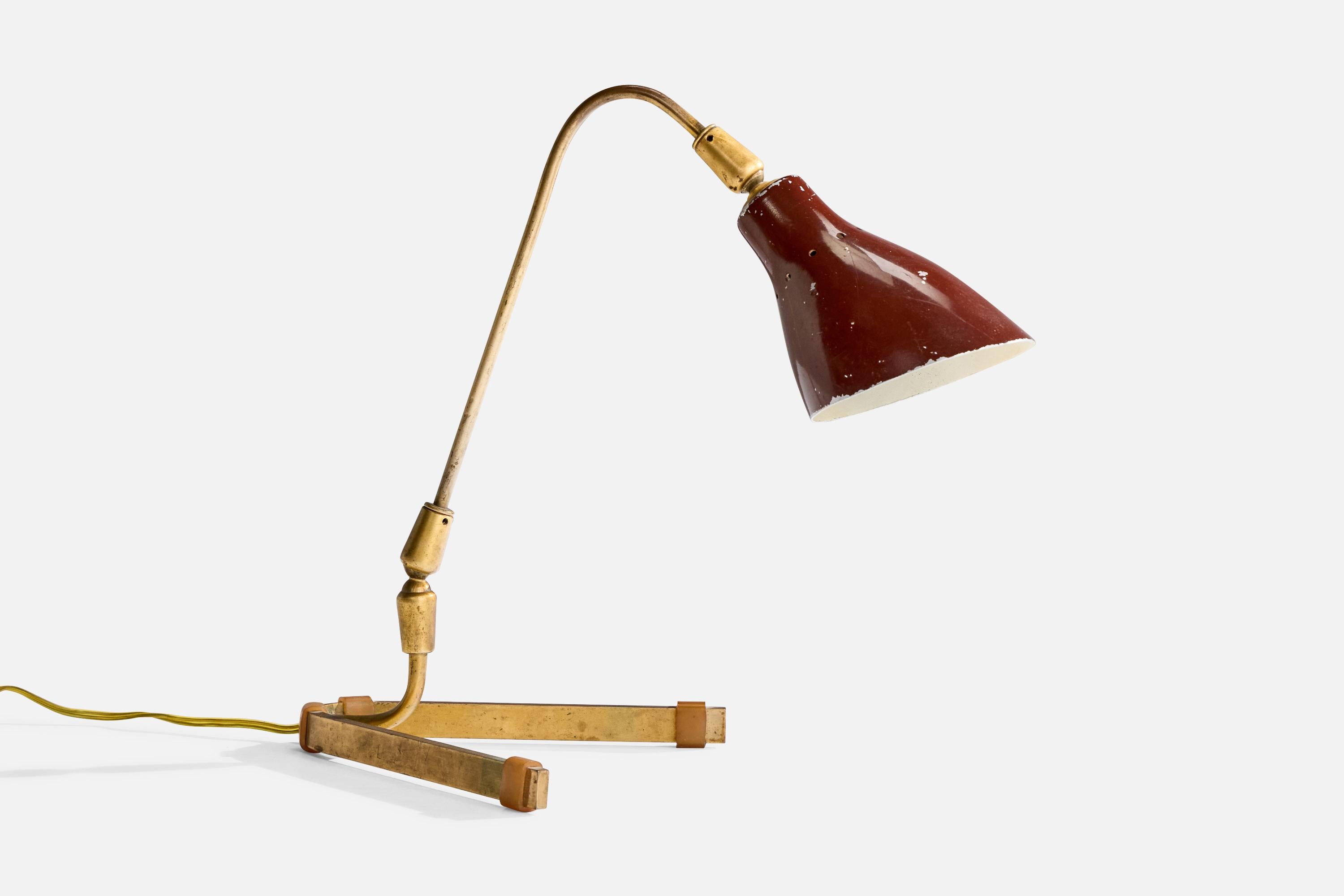An adjustable brass and red brown-lacquered metal table lamp designed and produced in Italy, c. 1950s.

Dimensions of Lamp (inches): 11.125