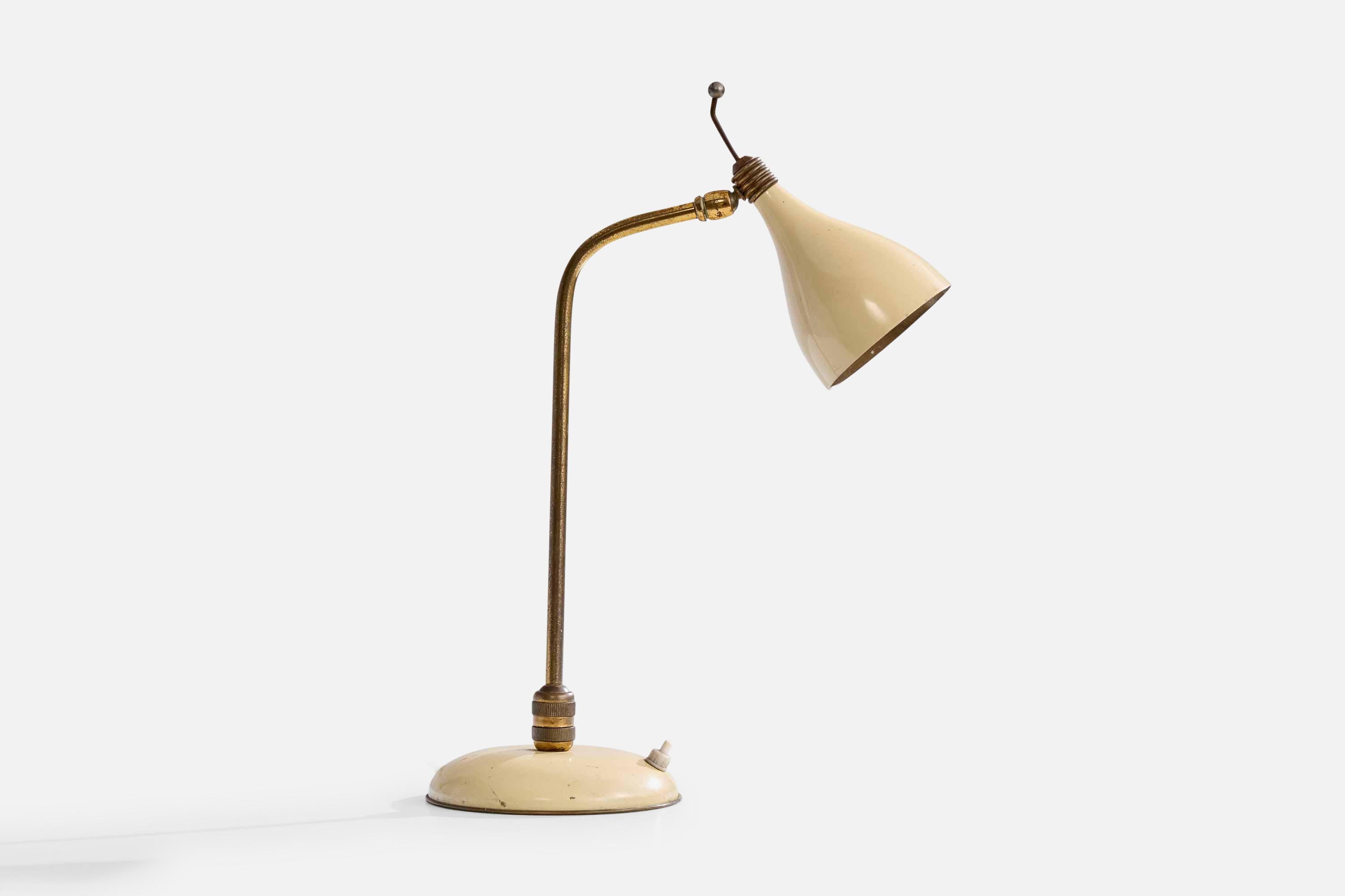 Lámpara de sobremesa regulable de latón y metal lacado en blanco crema, diseñada y fabricada en Italia, c. 1950.

Dimensiones de la lámpara (pulgadas): 16,0 