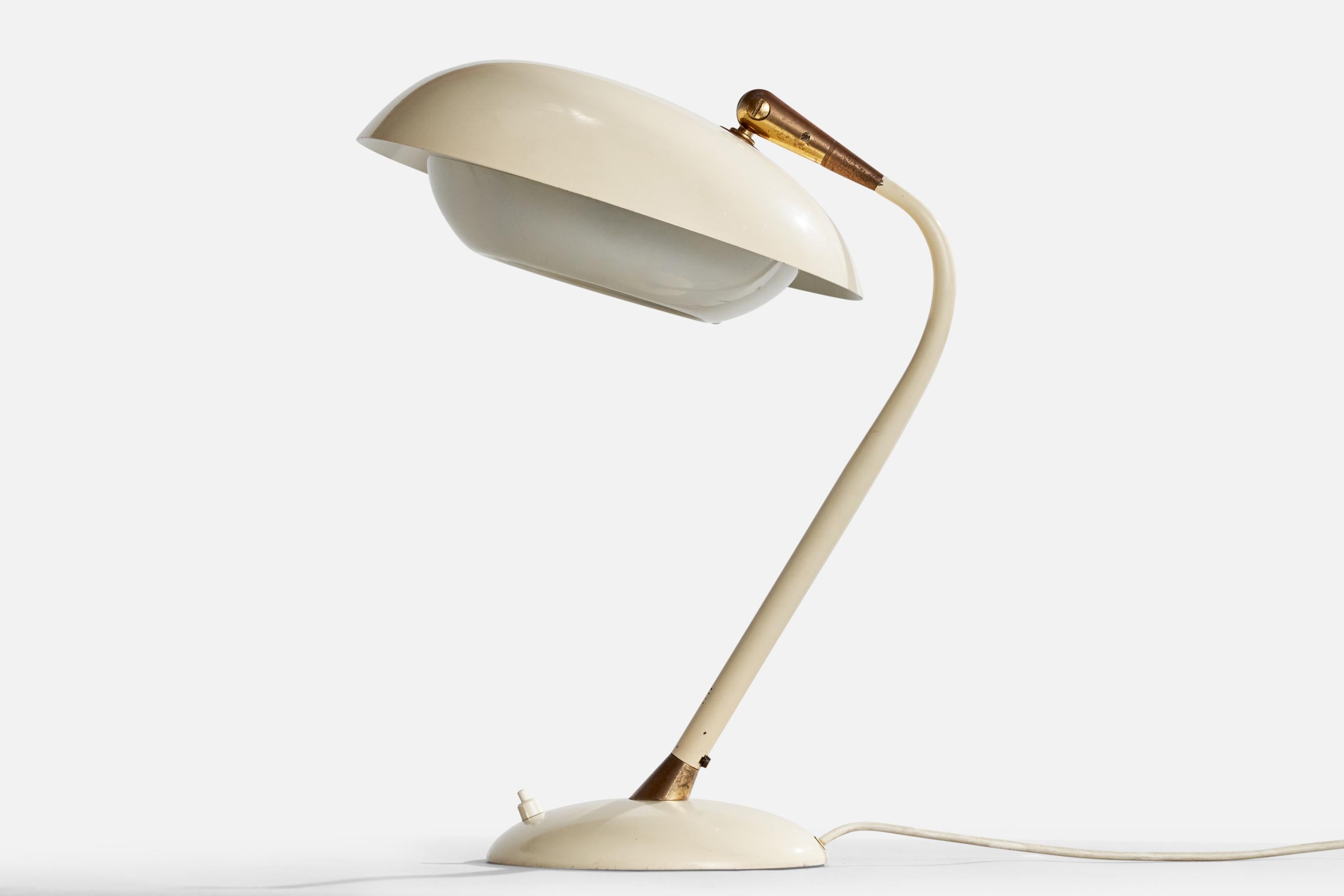 Lampada da tavolo regolabile in metallo laccato bianco sporco e ottone, progettata e prodotta in Italia, anni '60 circa.

Dimensioni della lampada con paralume (in pollici): 16,25