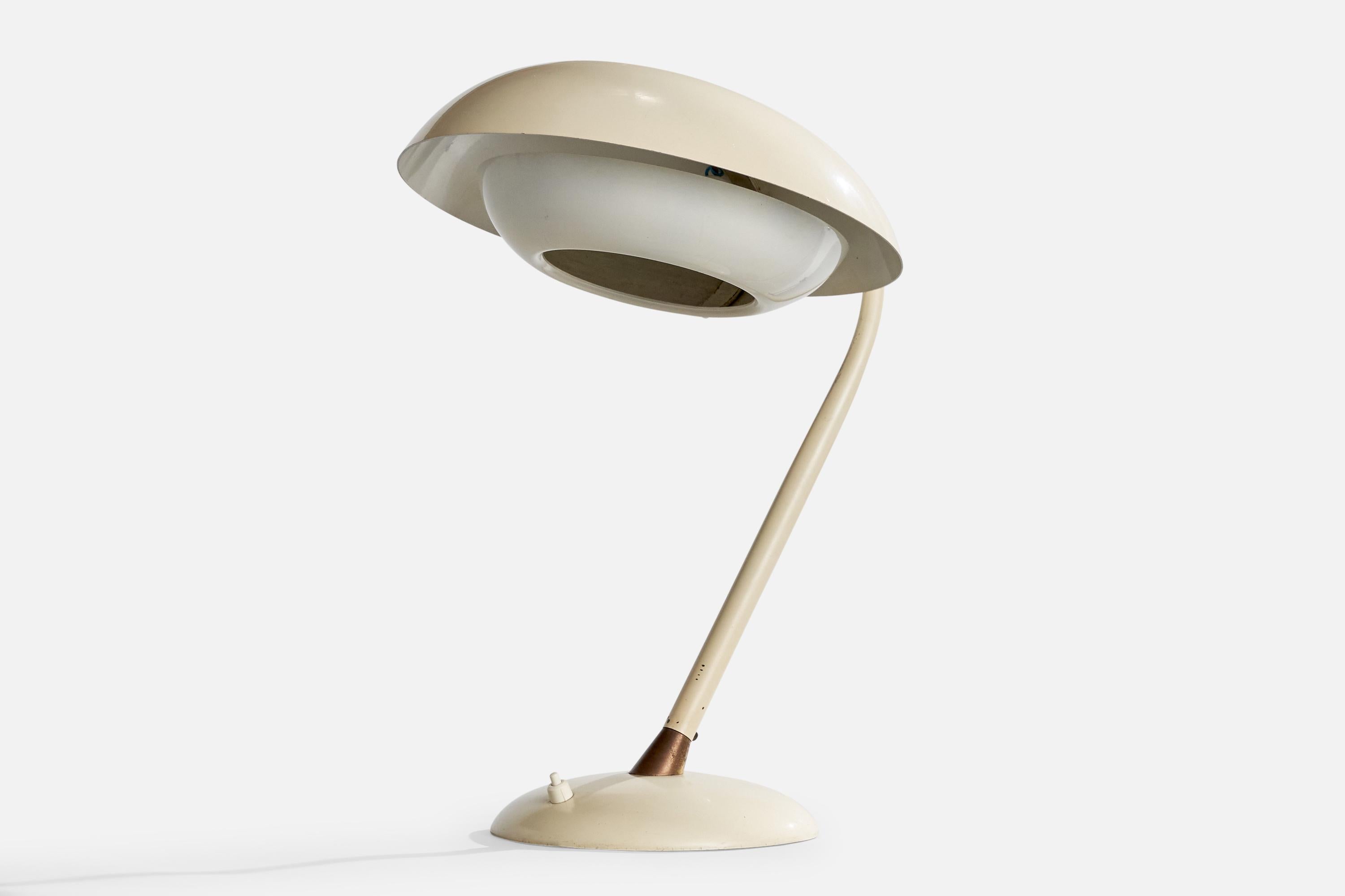Italiano Lampada da tavolo di design italiano, Ottone, Metallo, Italia, anni '1960 in vendita