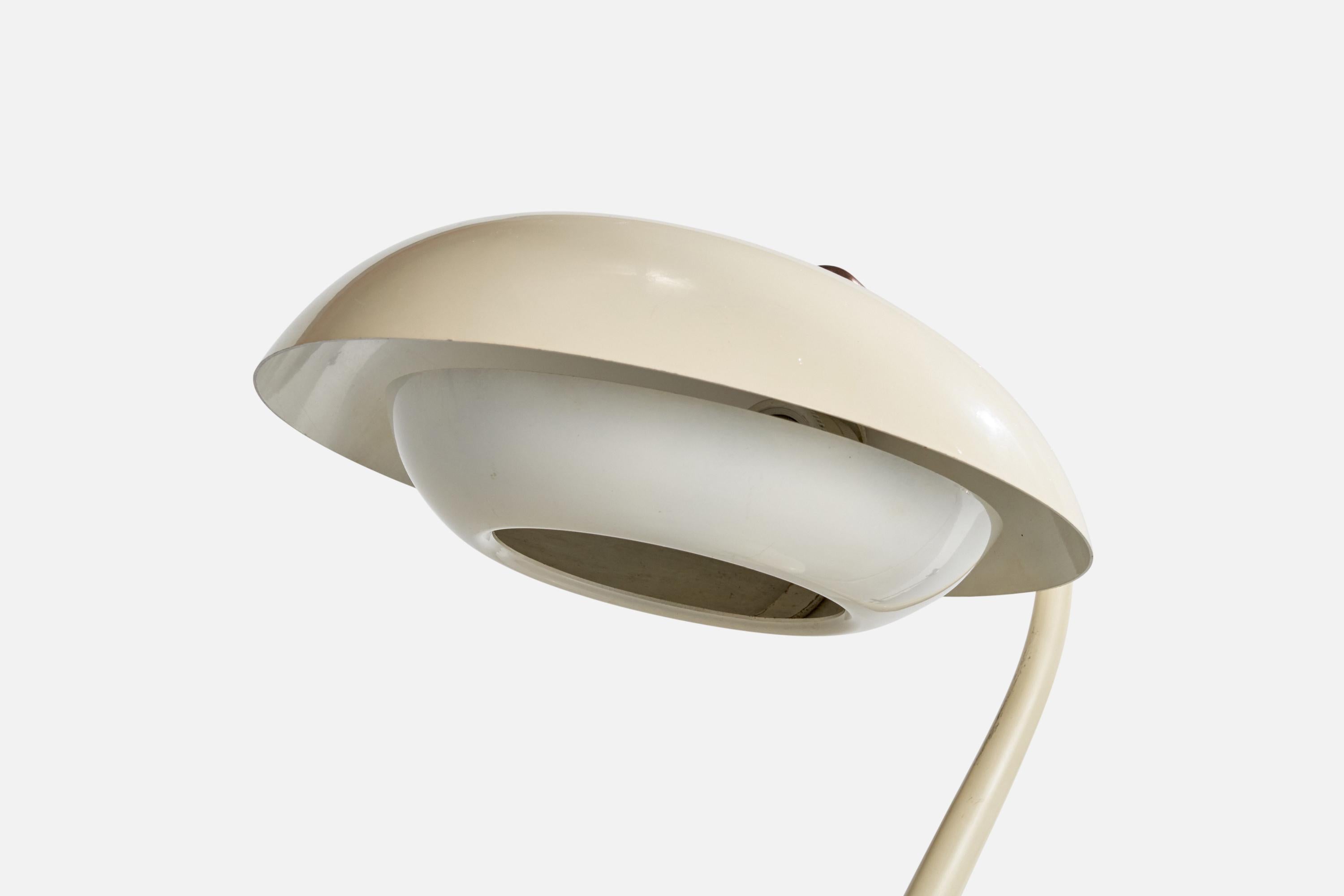 Metà XX secolo Lampada da tavolo di design italiano, Ottone, Metallo, Italia, anni '1960 in vendita
