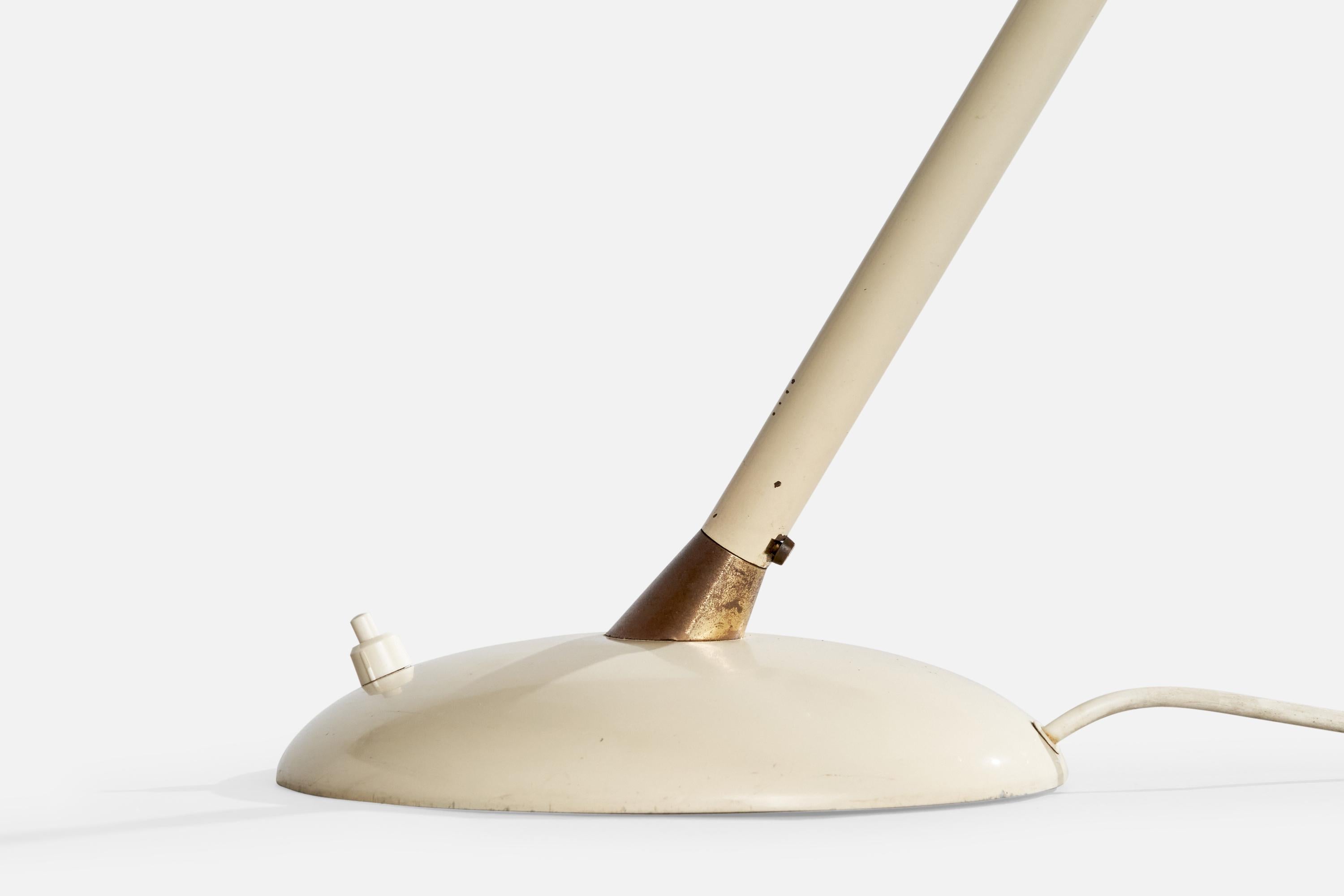 Lampada da tavolo di design italiano, Ottone, Metallo, Italia, anni '1960 in vendita 3