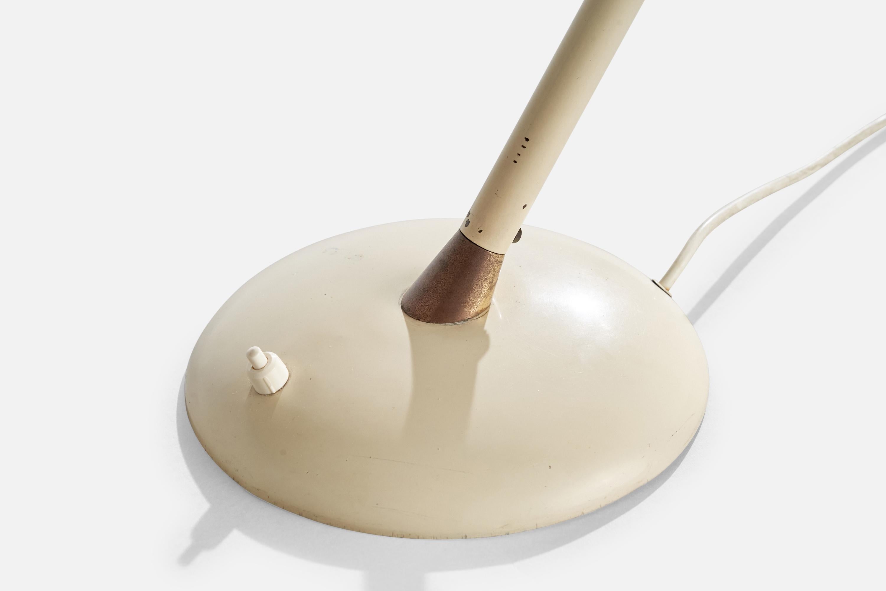 Lampada da tavolo di design italiano, Ottone, Metallo, Italia, anni '1960 in vendita 4