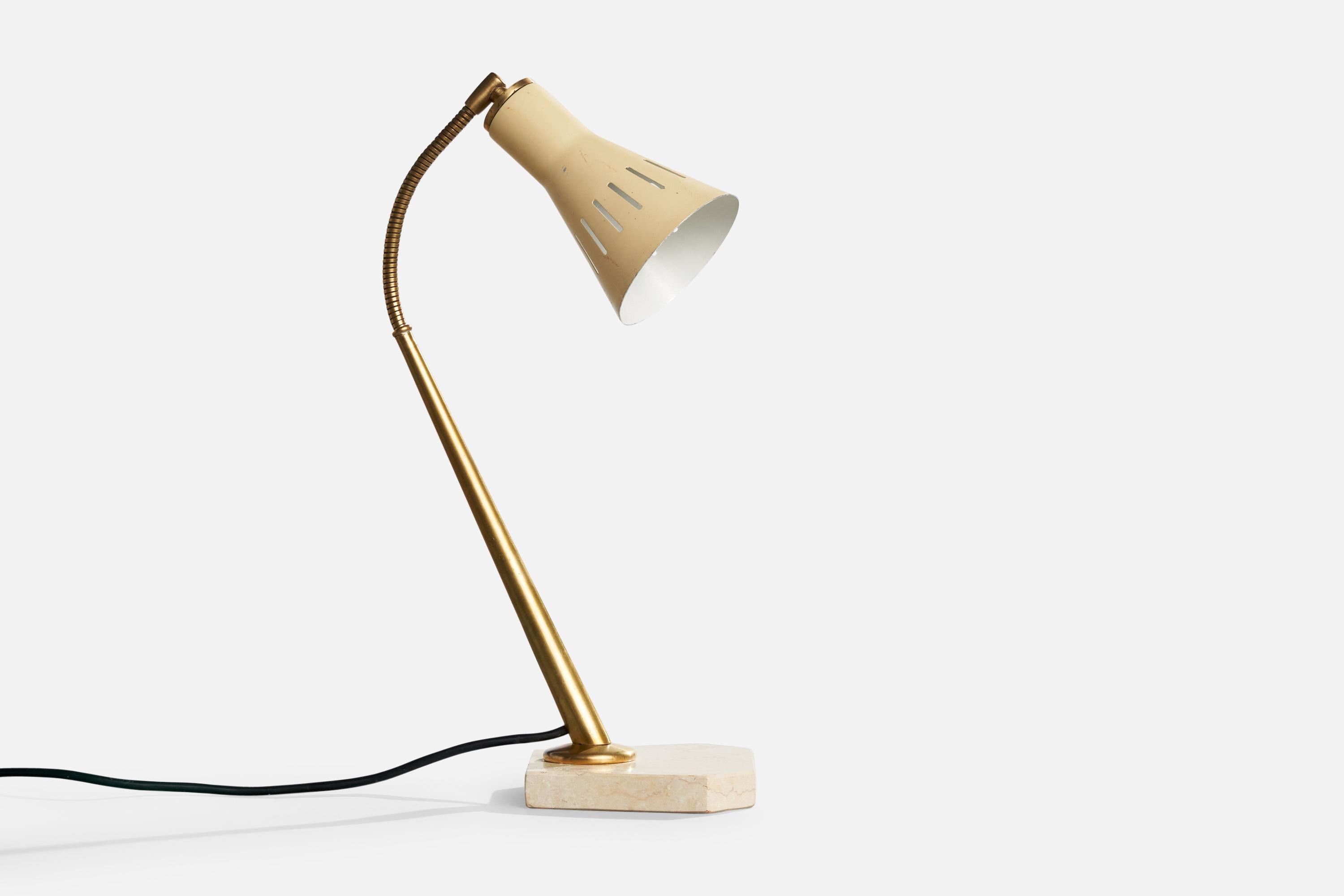 Verstellbare Tischlampe aus Messing, beigefarben lackiertem Metall und Marmor, entworfen und hergestellt in Italien, um 1950.

Abmessungen der Lampe mit Schirm (Zoll): 16,4