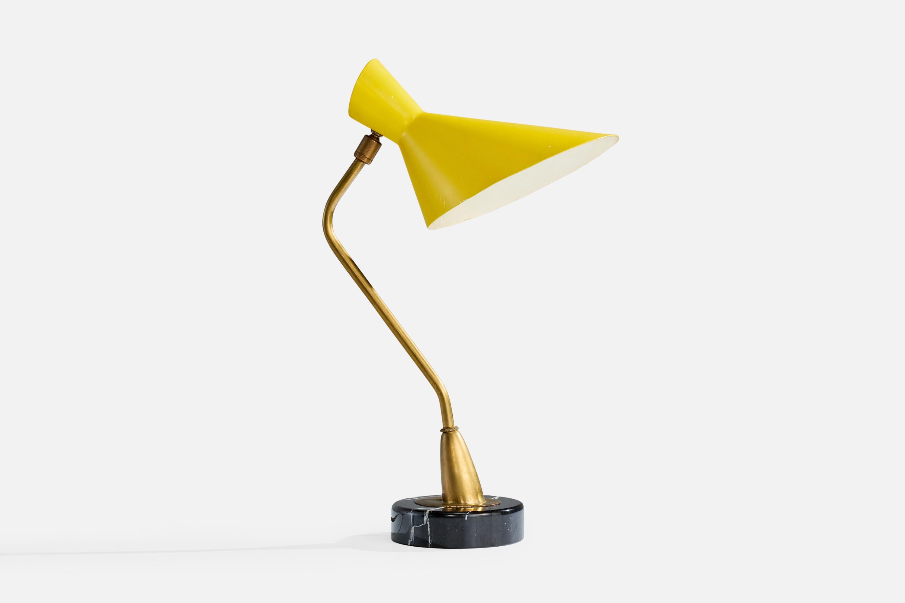 Un oggetto in ottone, marmo e metallo laccato giallo probabilmente progettato e prodotto in Italia, negli anni '50 circa.

Dimensioni della lampada (pollici): 15.75 