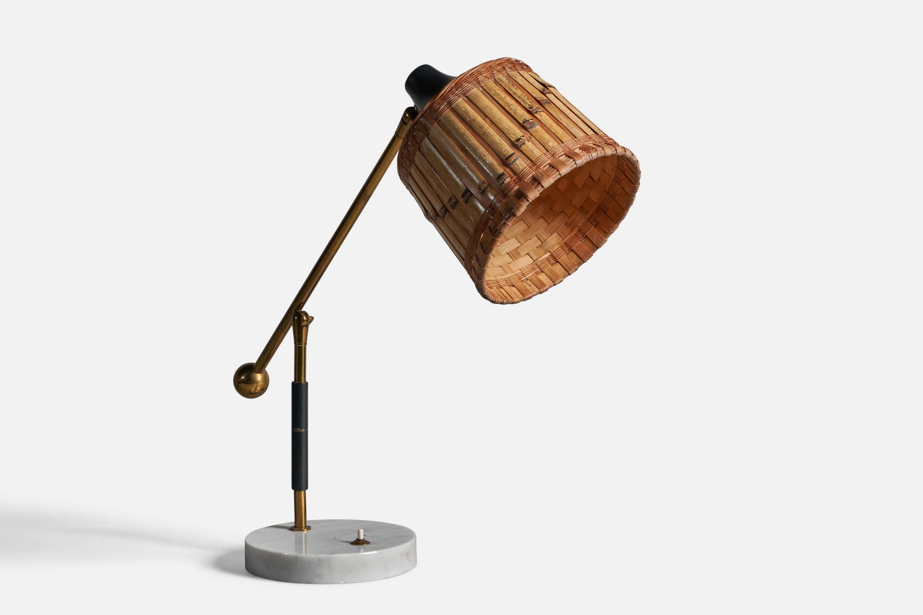 Eine verstellbare Tischlampe aus Messing, Metall, Marmor und Rattan, entworfen und hergestellt in Italien, 1950er Jahre

Gesamtabmessungen (Zoll): 21,5