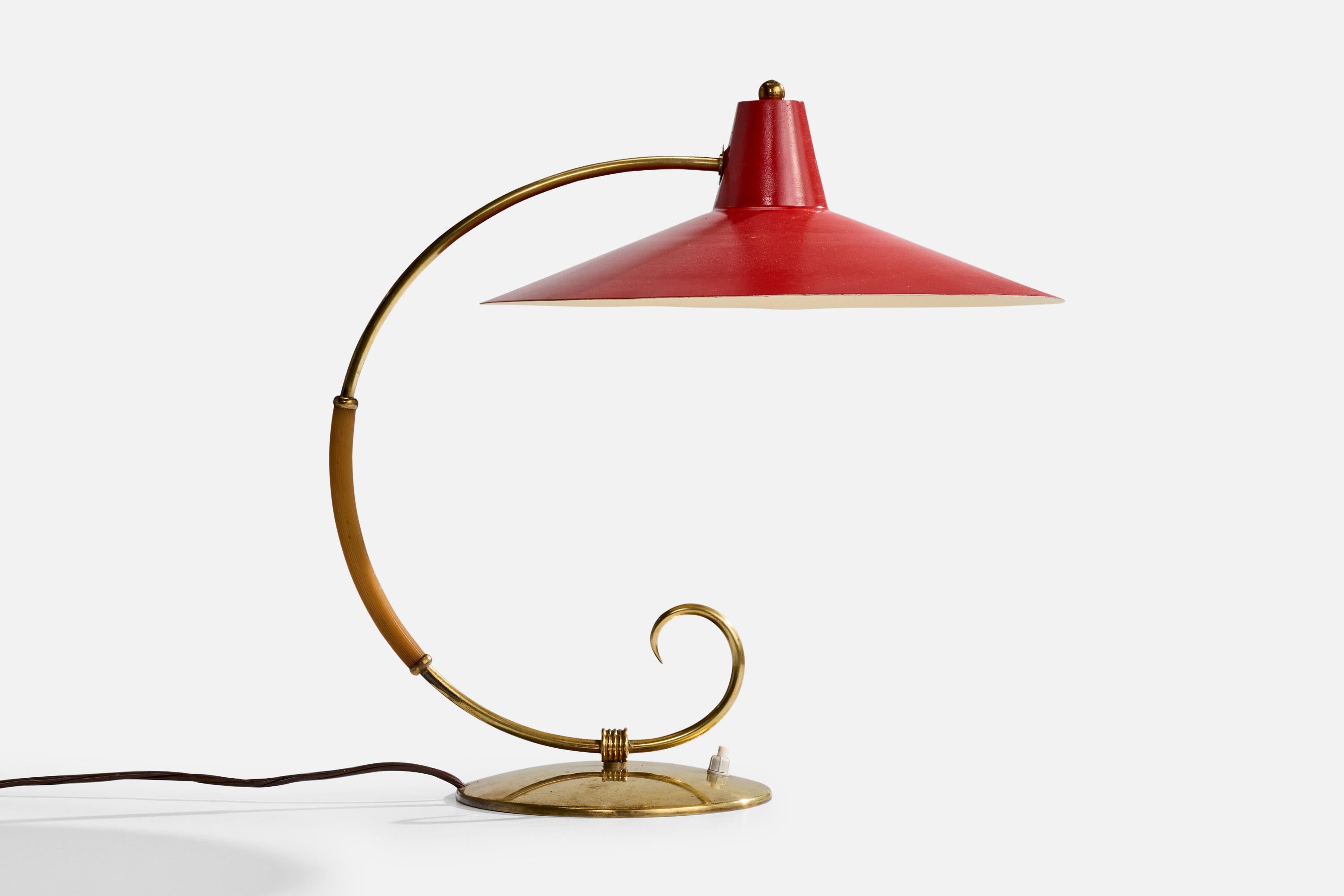 Lampe de table en laiton, métal laqué rouge et élastique brun, conçue et produite en Italie, C.I.C.

Présence d'oxydation sur le laiton

Usure correspondant à l'âge et à l'usage.

L'abat-jour est réglable ; mesuré comme indiqué

Dimensions de la