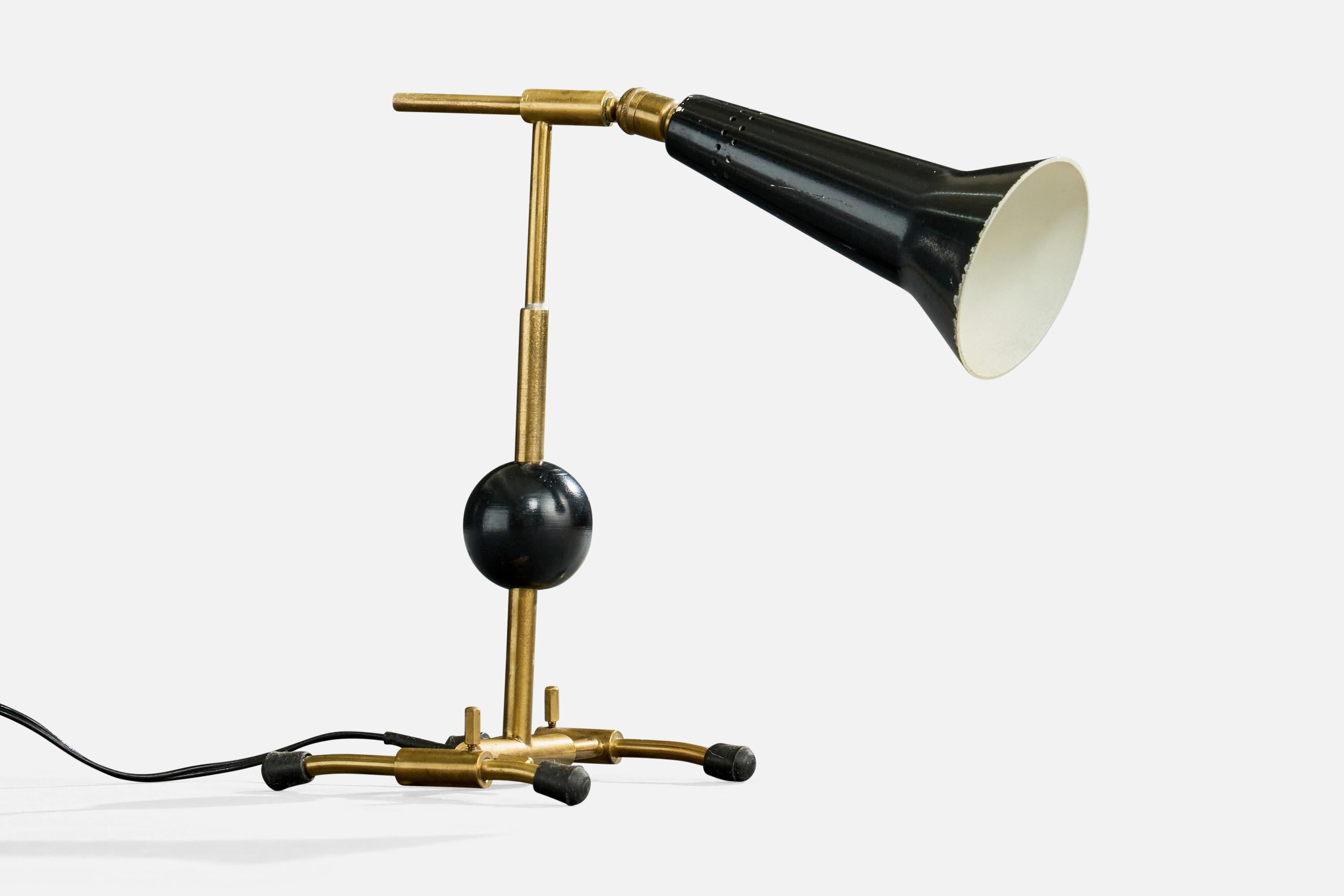 Lampe de table réglable en laiton et métal laqué noir, conçue et produite en Italie, c.1960.

Légers éclats et rayures sur la laque

Dimensions globales (pouces) : 11.1 