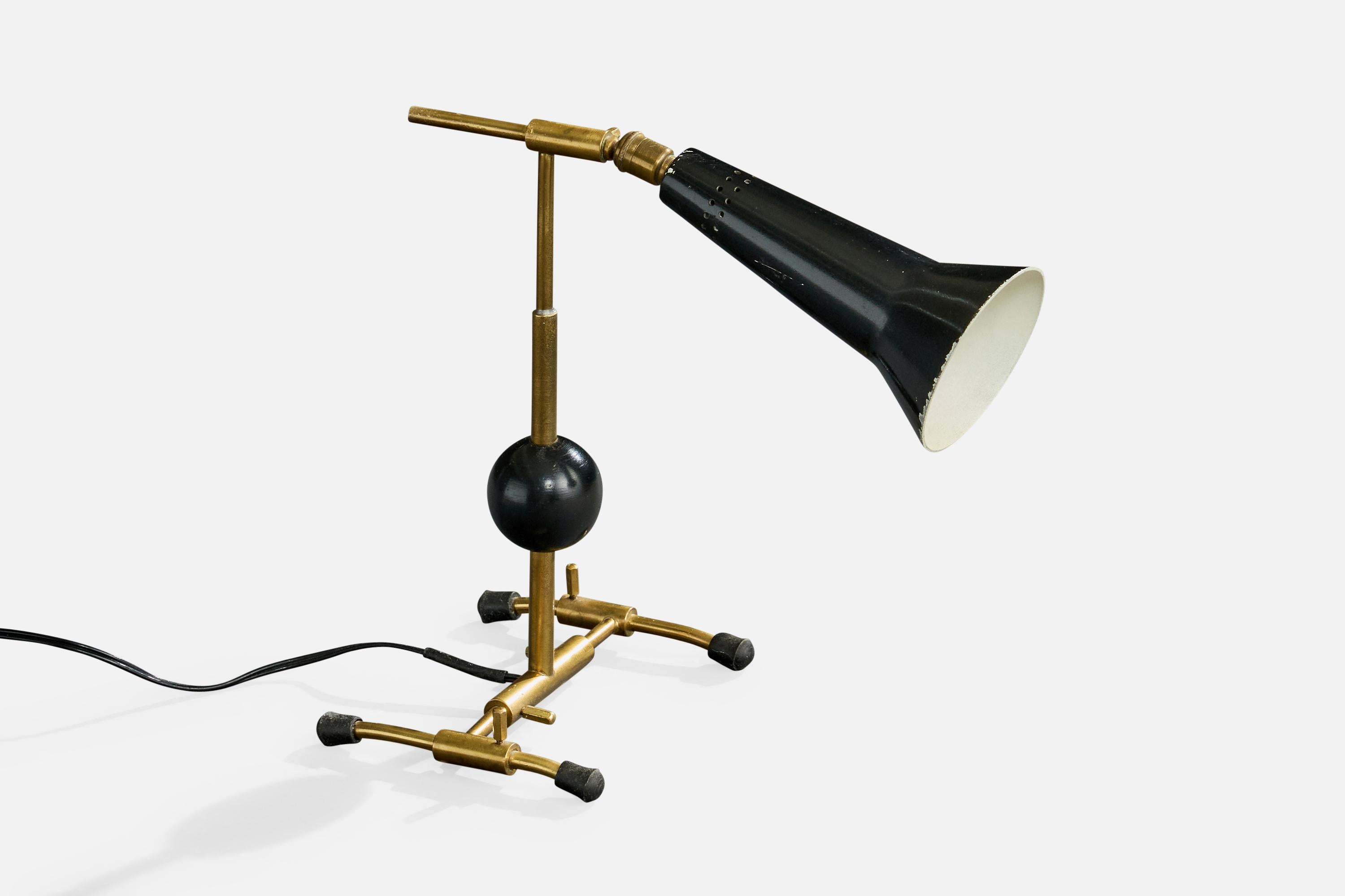 Mid-Century Modern Designer italien, lampe de table, laiton, métal, Wood, Italie, années 1960 en vente