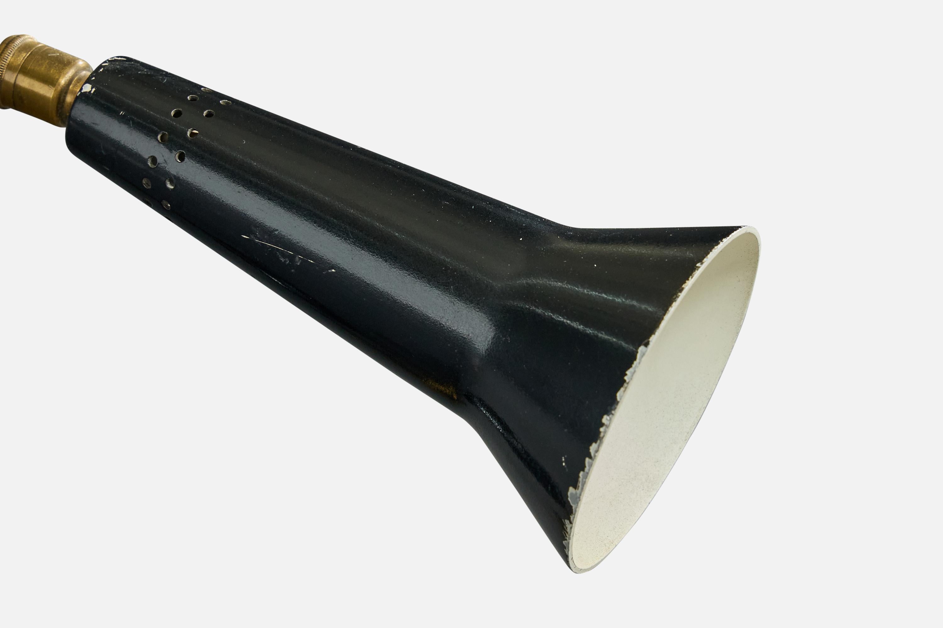 Milieu du XXe siècle Designer italien, lampe de table, laiton, métal, Wood, Italie, années 1960 en vente