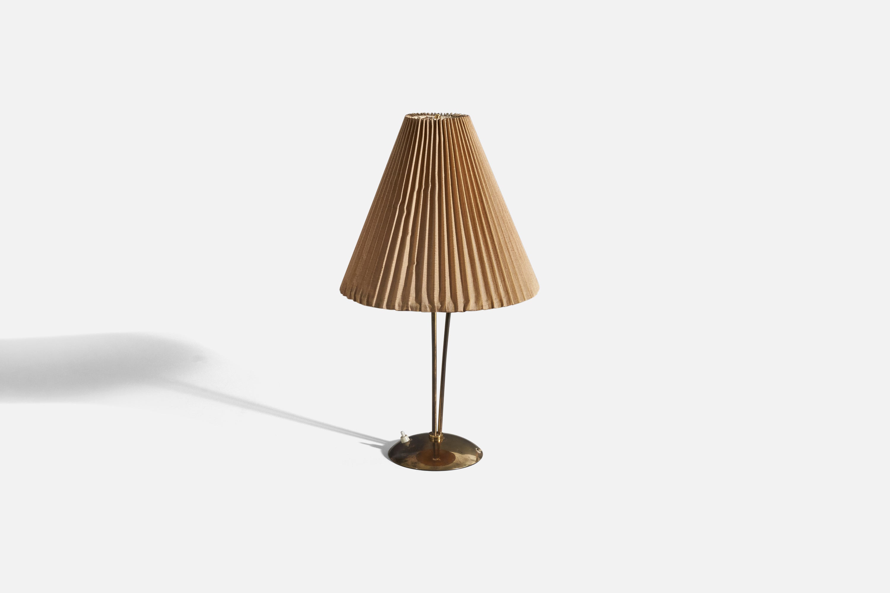A brass and paper table lamp designed and produced in Italy, 1940s. 

Sold with lampshades.
Stated dimensions refer to the Lamp with the Shades.