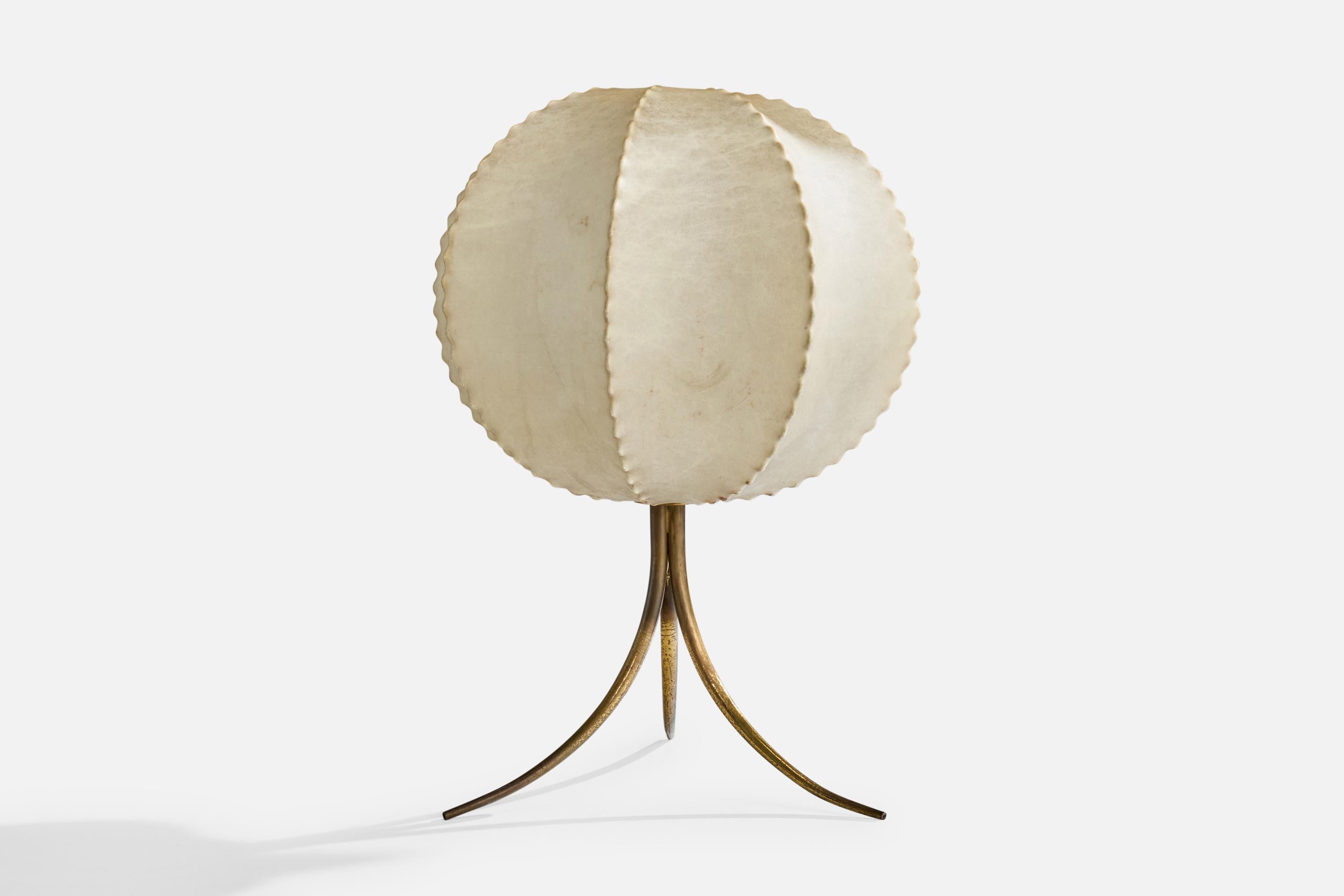 Lampe de table en laiton et en résine polymère blanc cassé, conçue et produite en Italie, C.C. 1960.

Dimensions globales (pouces) : 18.5 