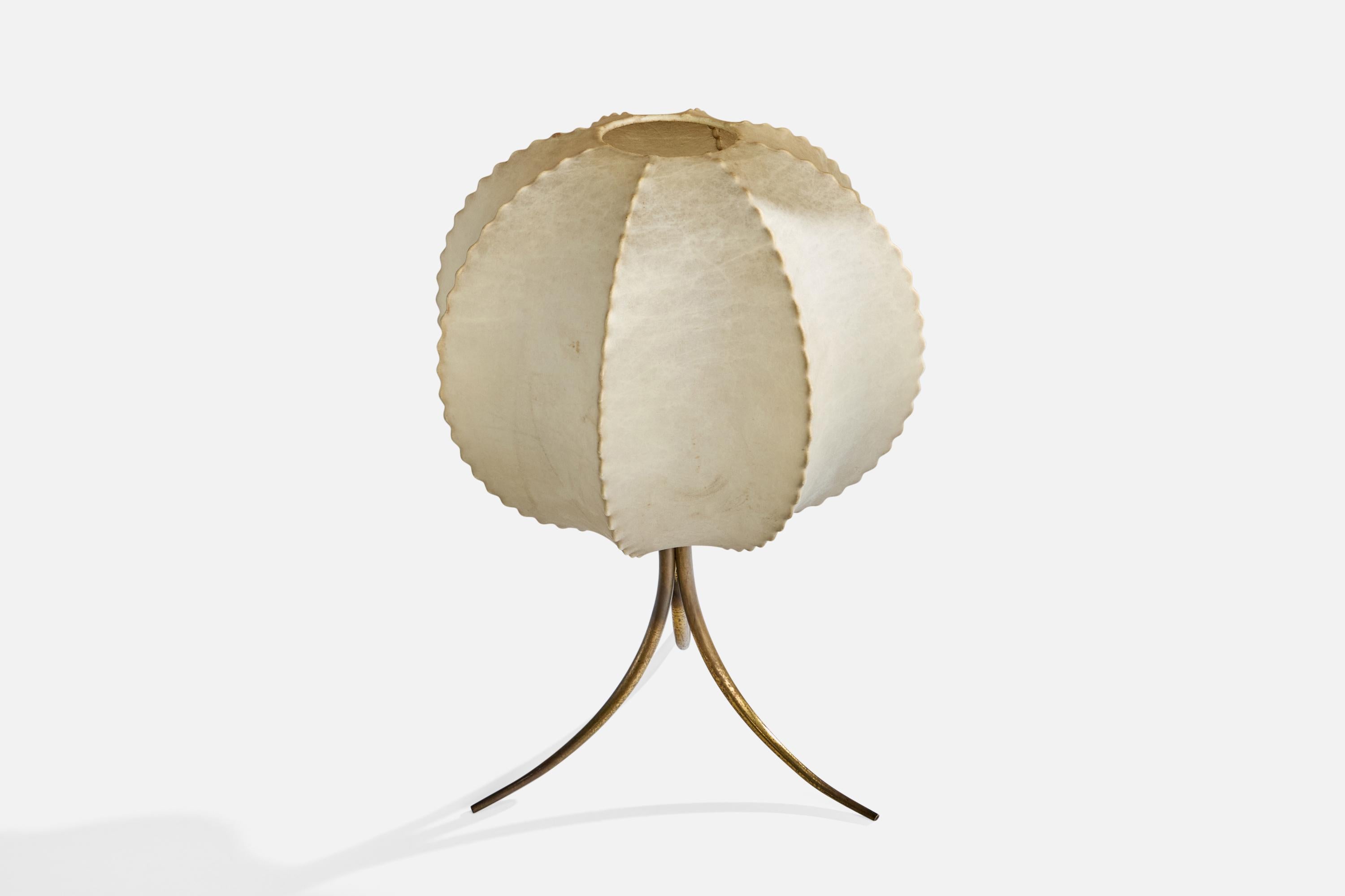 Mid-Century Modern Designer italien, lampe de table, laiton, résine, Italie, années 1960 en vente