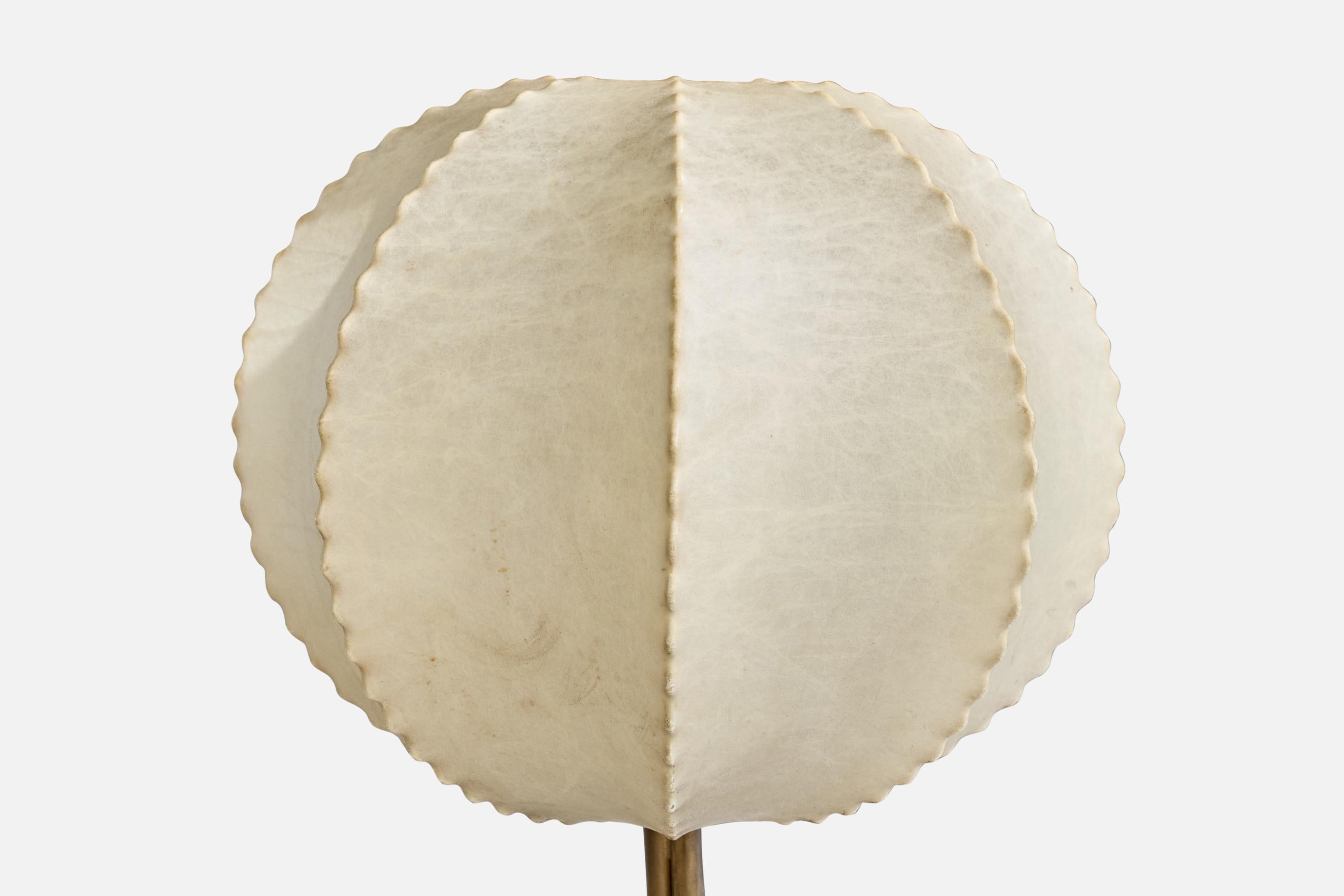 Milieu du XXe siècle Designer italien, lampe de table, laiton, résine, Italie, années 1960 en vente