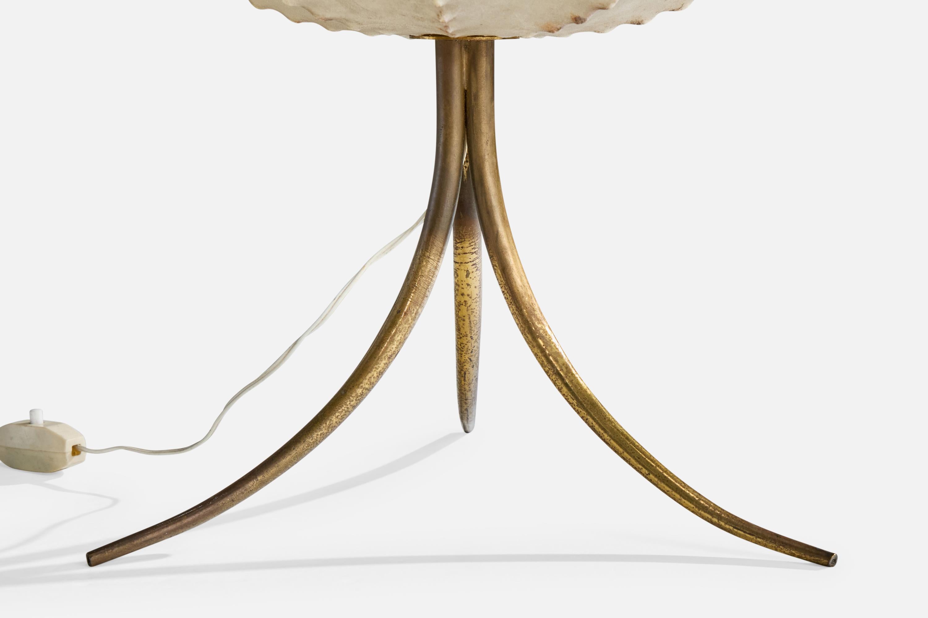 Designer italien, lampe de table, laiton, résine, Italie, années 1960 en vente 1