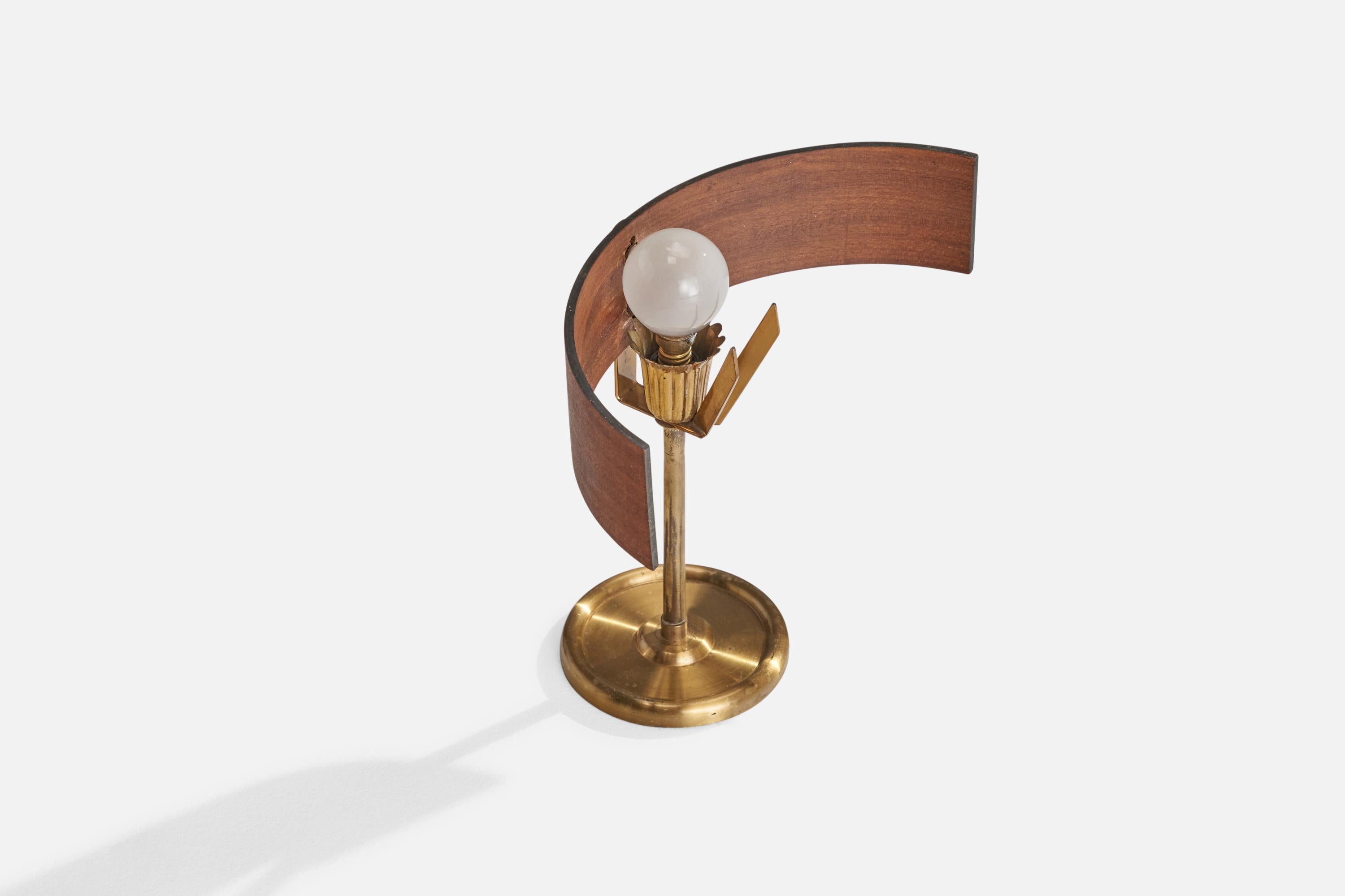 Milieu du XXe siècle Designer italien, lampe de table, laiton, teck, Italie, années 1950 en vente