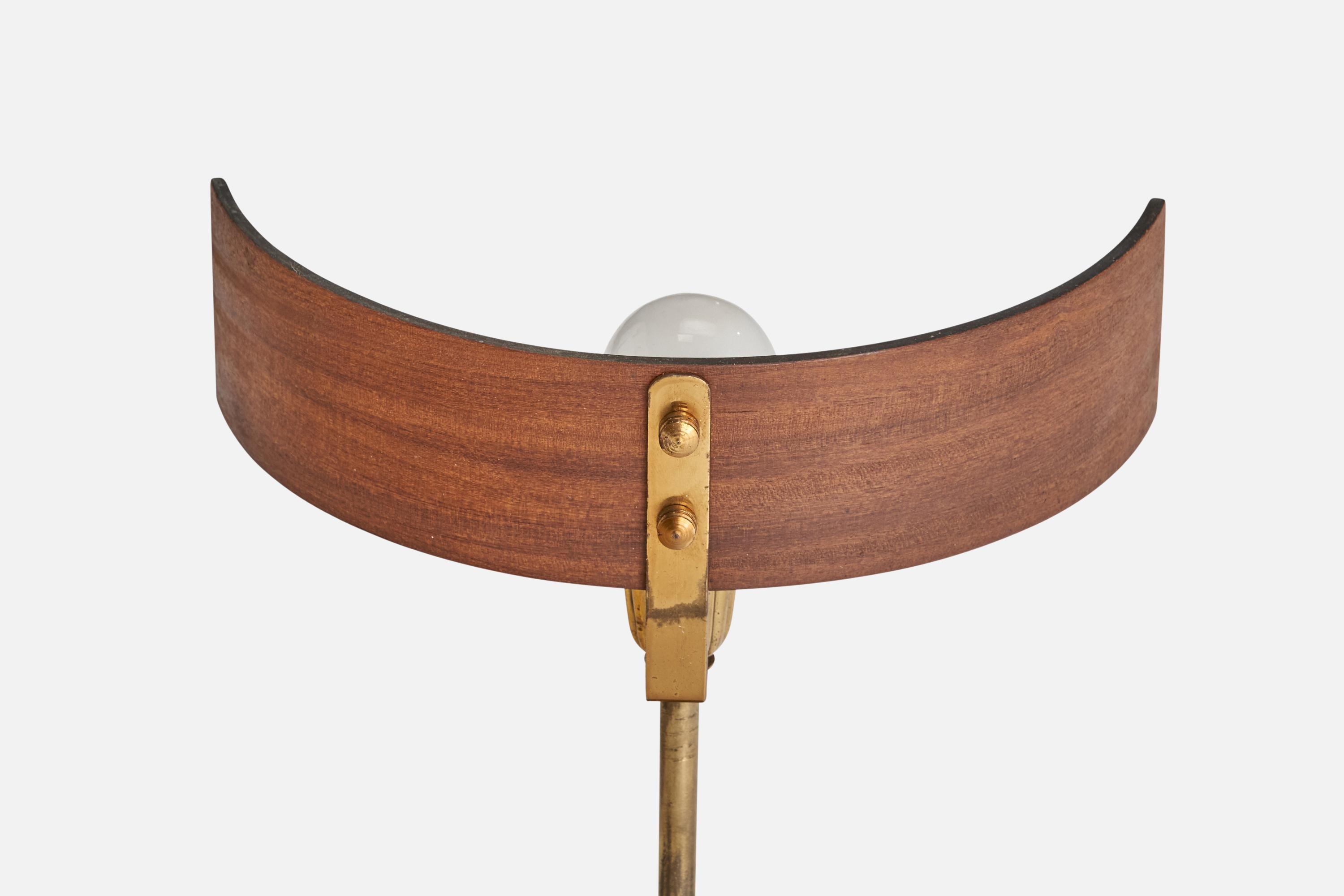 Ottone Lampada da tavolo di design italiano, ottone, teak, Italia, anni '50 in vendita