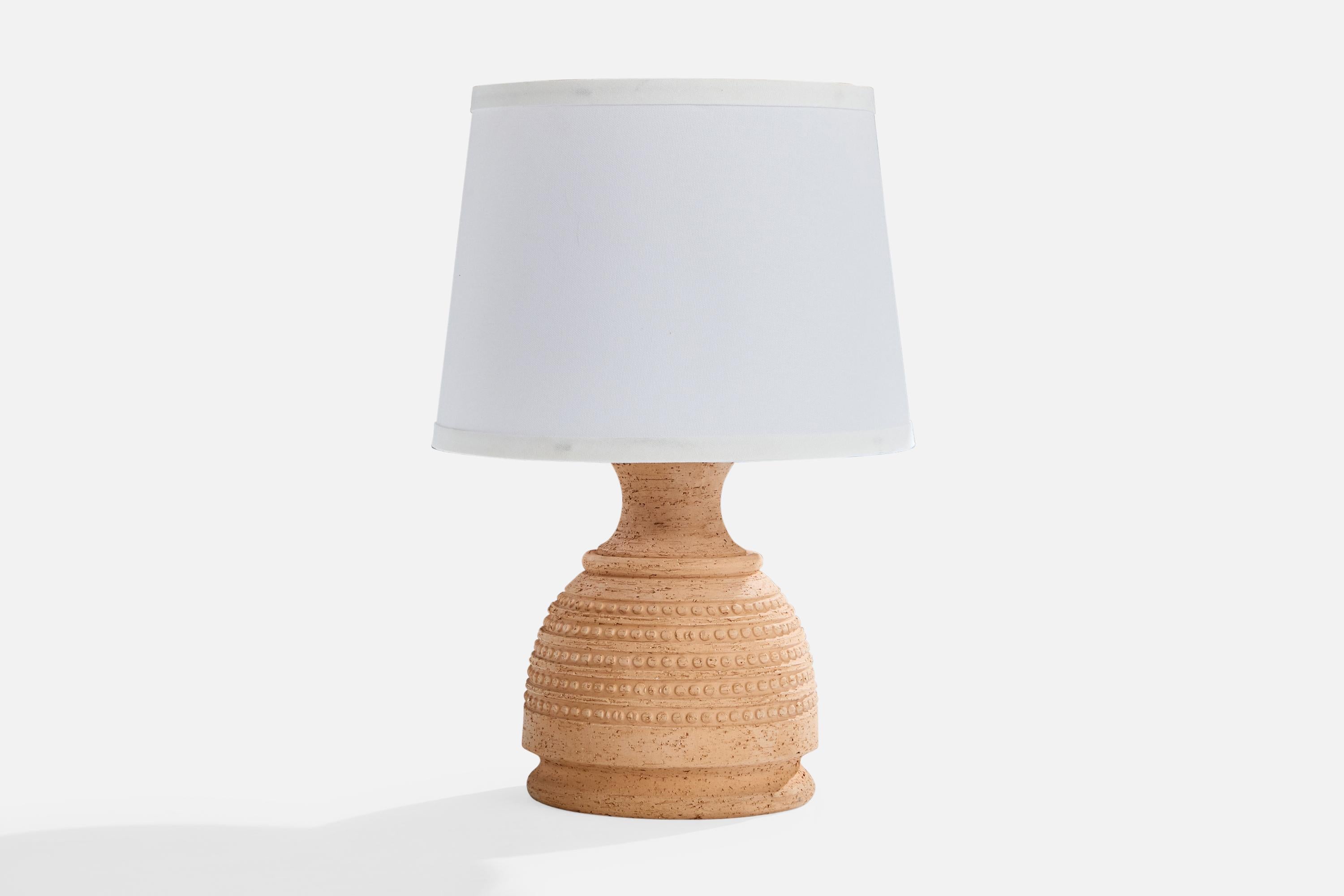 Lampe de table en céramique beige non émaillée, conçue et produite en Italie, C.C., années 1960.

Dimensions globales (pouces) : 13 