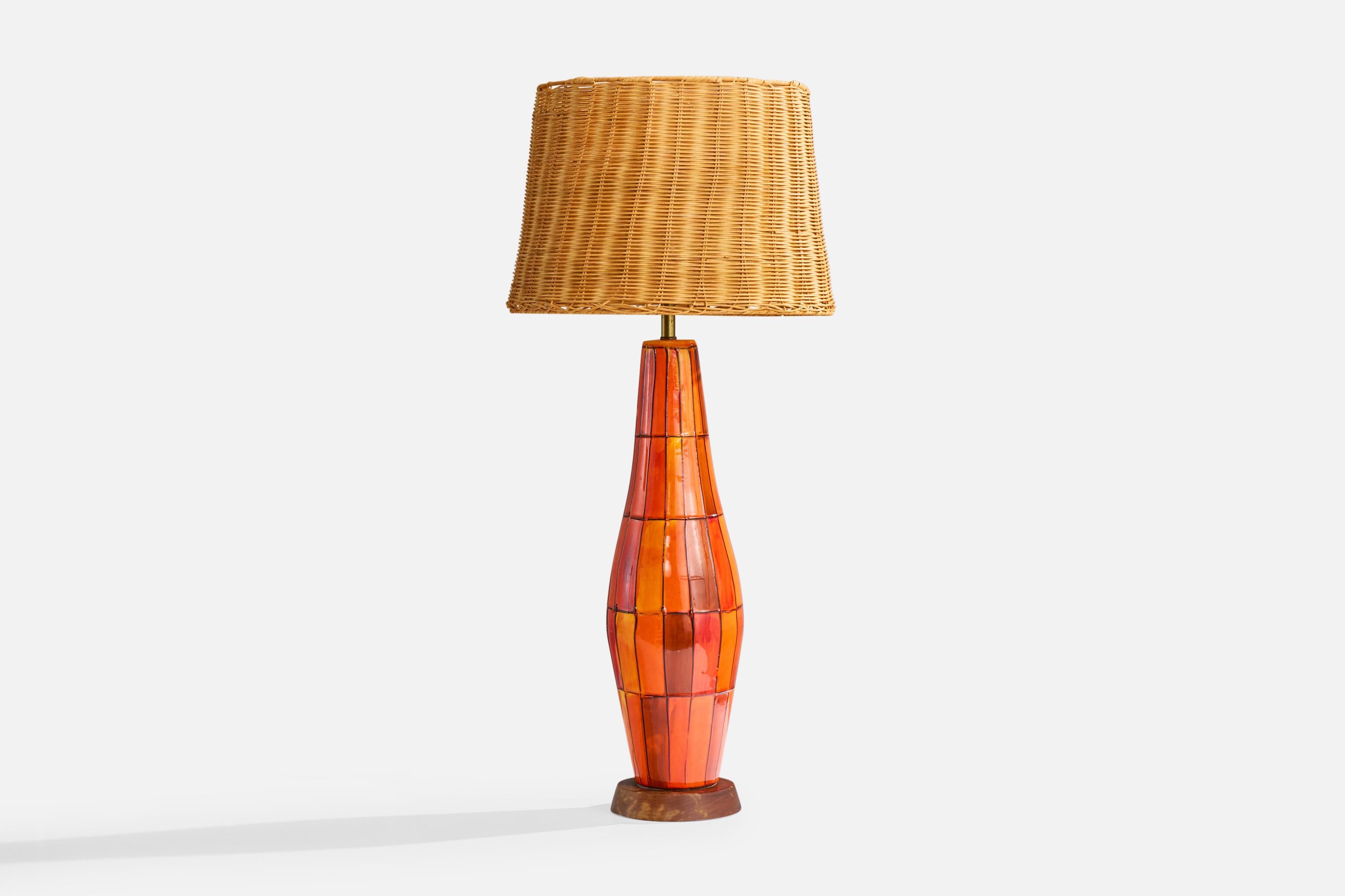 Una grande lampada da tavolo in ceramica laccata rossa e dipinta a mano, noce e rattan, probabilmente progettata e prodotta in Italia, negli anni '60 circa.

Dimensioni complessive (pollici): 36,5 