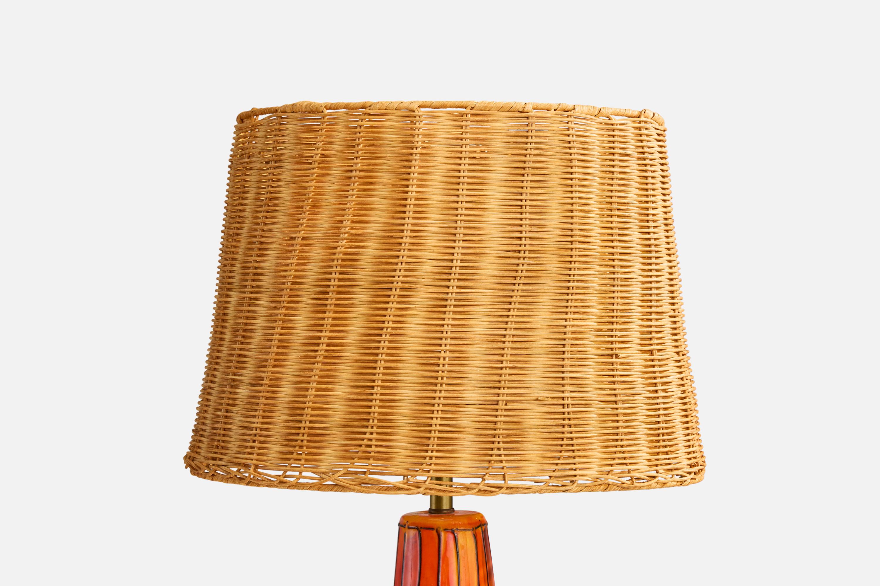 Italiano Lampada da tavolo di design italiano, ceramica, noce, rattan, Italia, anni '60 in vendita
