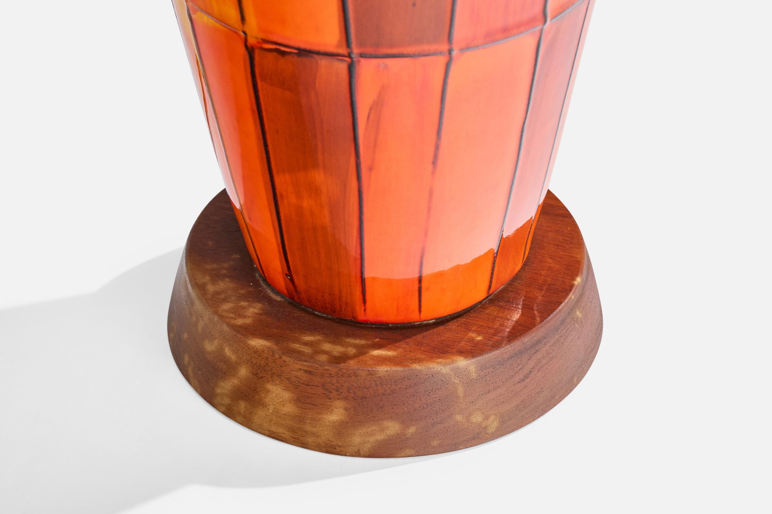 Lampada da tavolo di design italiano, ceramica, noce, rattan, Italia, anni '60 in vendita 1