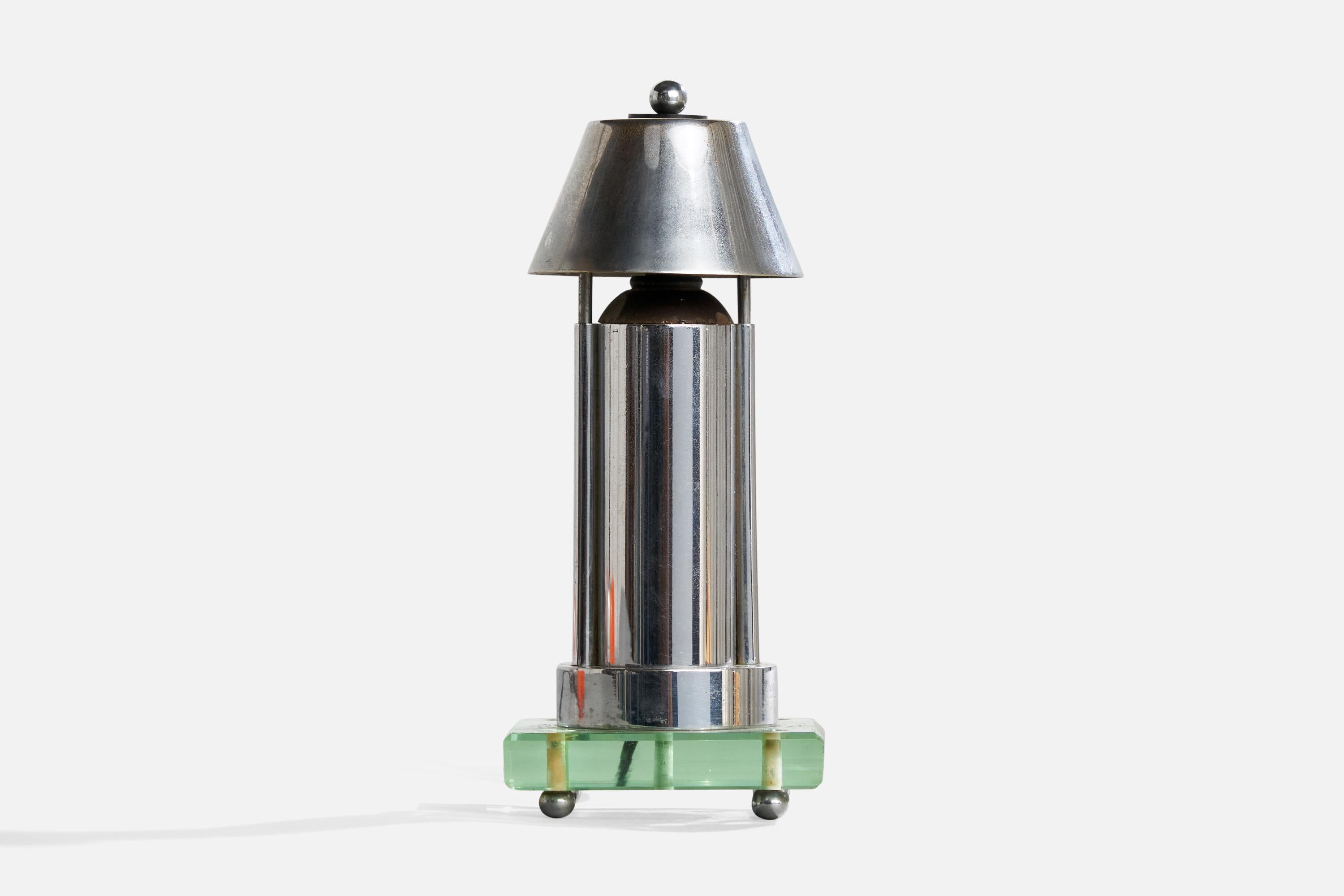 Una piccola lampada da tavolo in metallo cromato e vetro verde progettata e prodotta in Italia, negli anni '30 circa.

Dimensioni della lampada con paralume (in pollici): 5,7
