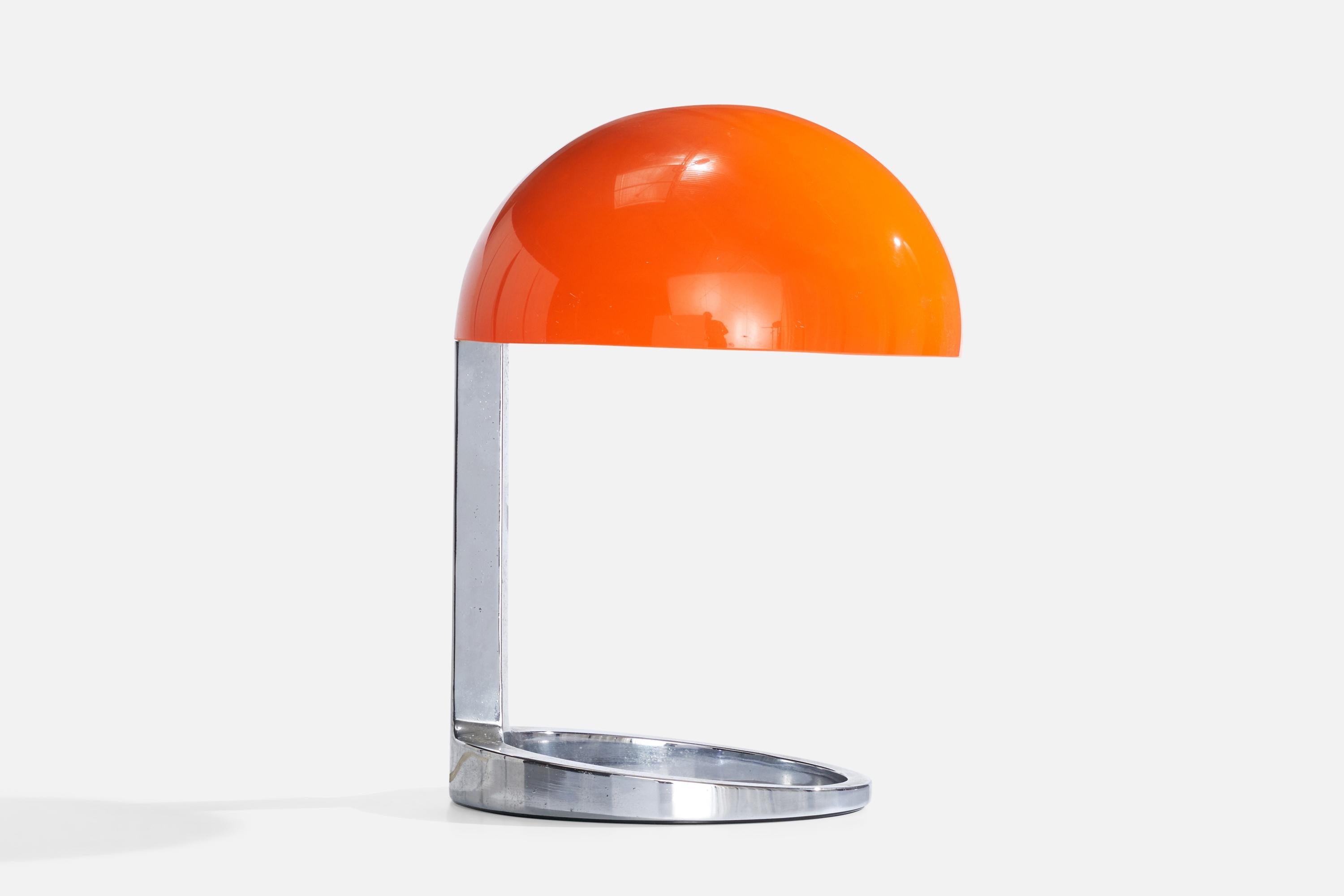 Lámpara de sobremesa de metal cromado y lacado en naranja, diseñada y fabricada en Italia, c. 1970.

Dimensiones de la lámpara con pantalla (pulgadas): 16