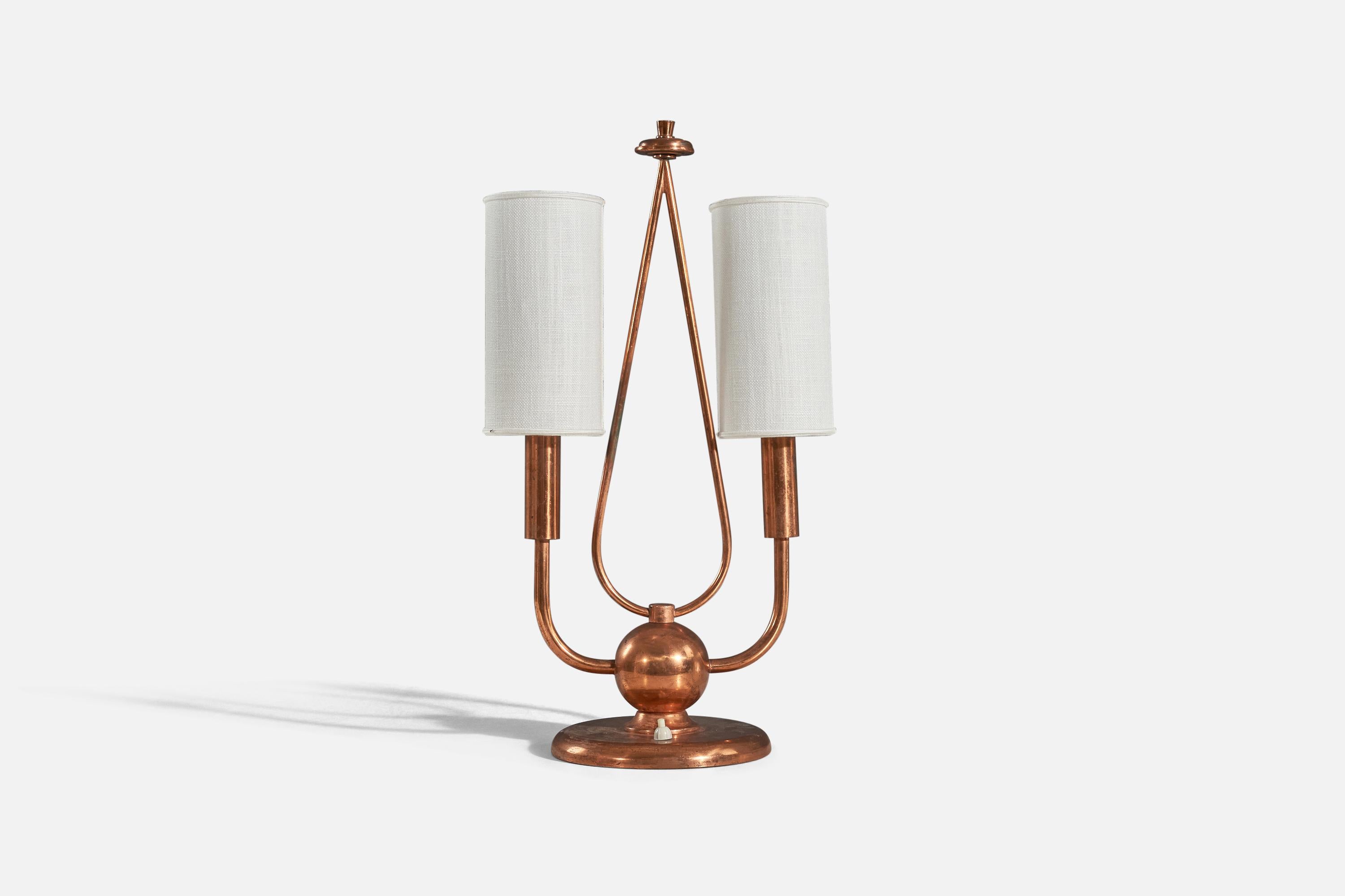 Lampe de table en cuivre et tissu conçue et produite en Italie, années 1940. 

Vendu avec des abat-jour.
Les dimensions indiquées se réfèrent à la lampe avec les abat-jour.