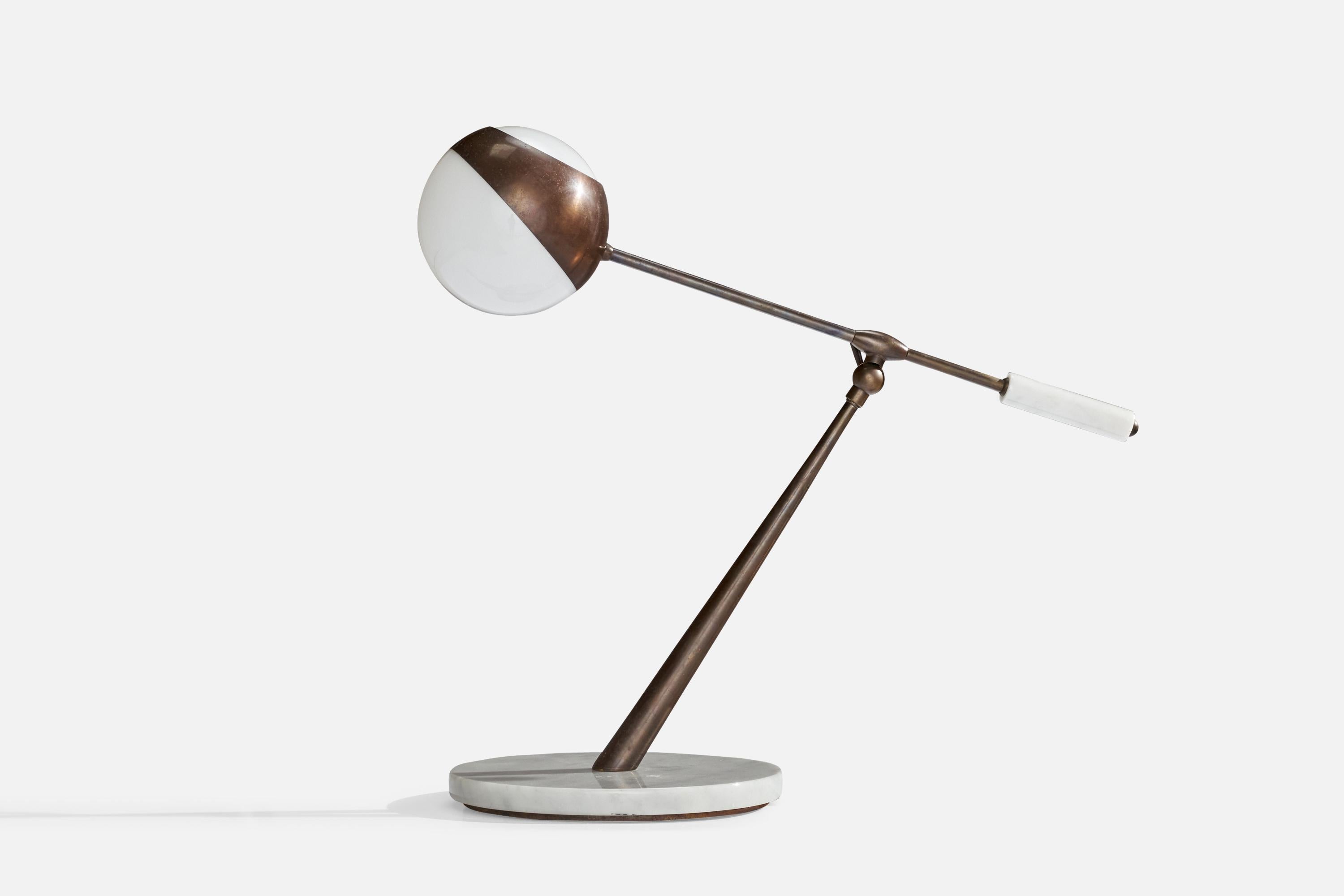 Lampe de table réglable en cuivre, mable et verre opalin, conçue et produite en Italie, années 1960.

Dimensions globales (pouces) : 20