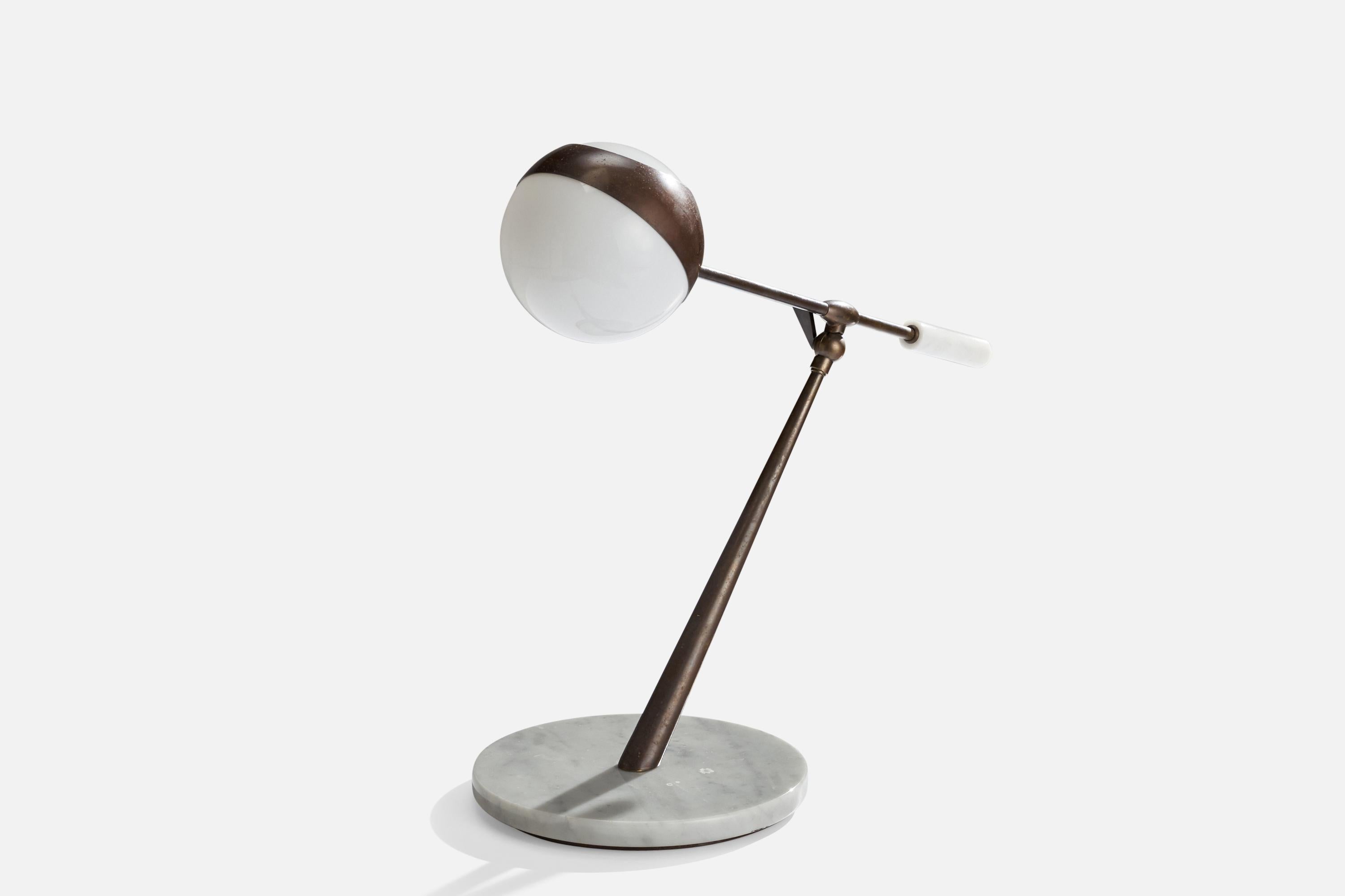 Designer italien, lampe de bureau, cuivre, verre, marbre, Italie, années 1960 Bon état - En vente à High Point, NC