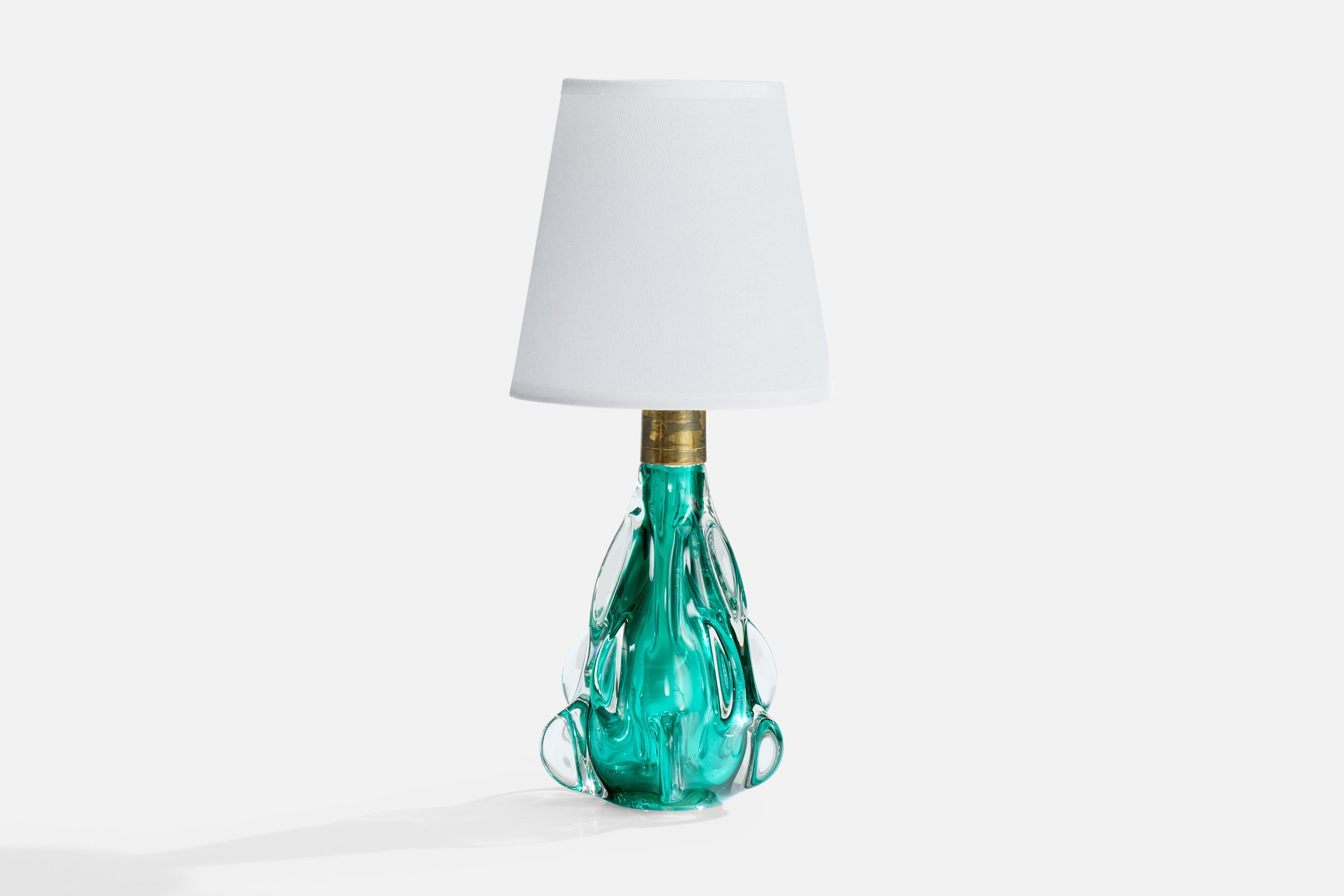 Lámpara de sobremesa de cristal de Murano de color verde, latón y tela blanca, diseñada y fabricada en Italia, c. 1950.

Desgaste propio de la edad y el uso

Dimensiones totales (pulgadas): 13,25