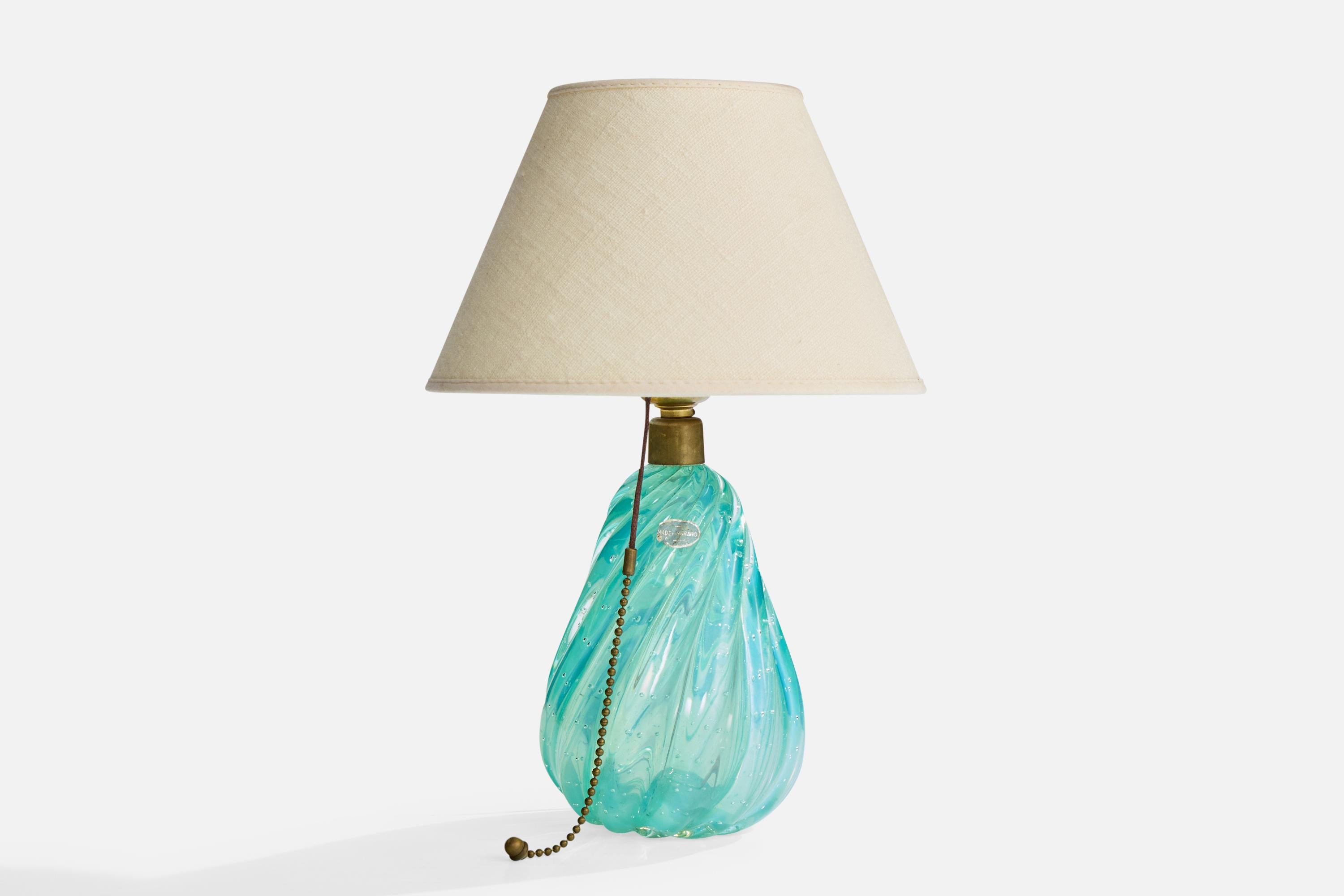 Lampe de table en verre de Murano et laiton de couleur bleue, conçue et produite en Italie, c.1950.

Dimensions de la lampe (pouces) : 8.8 