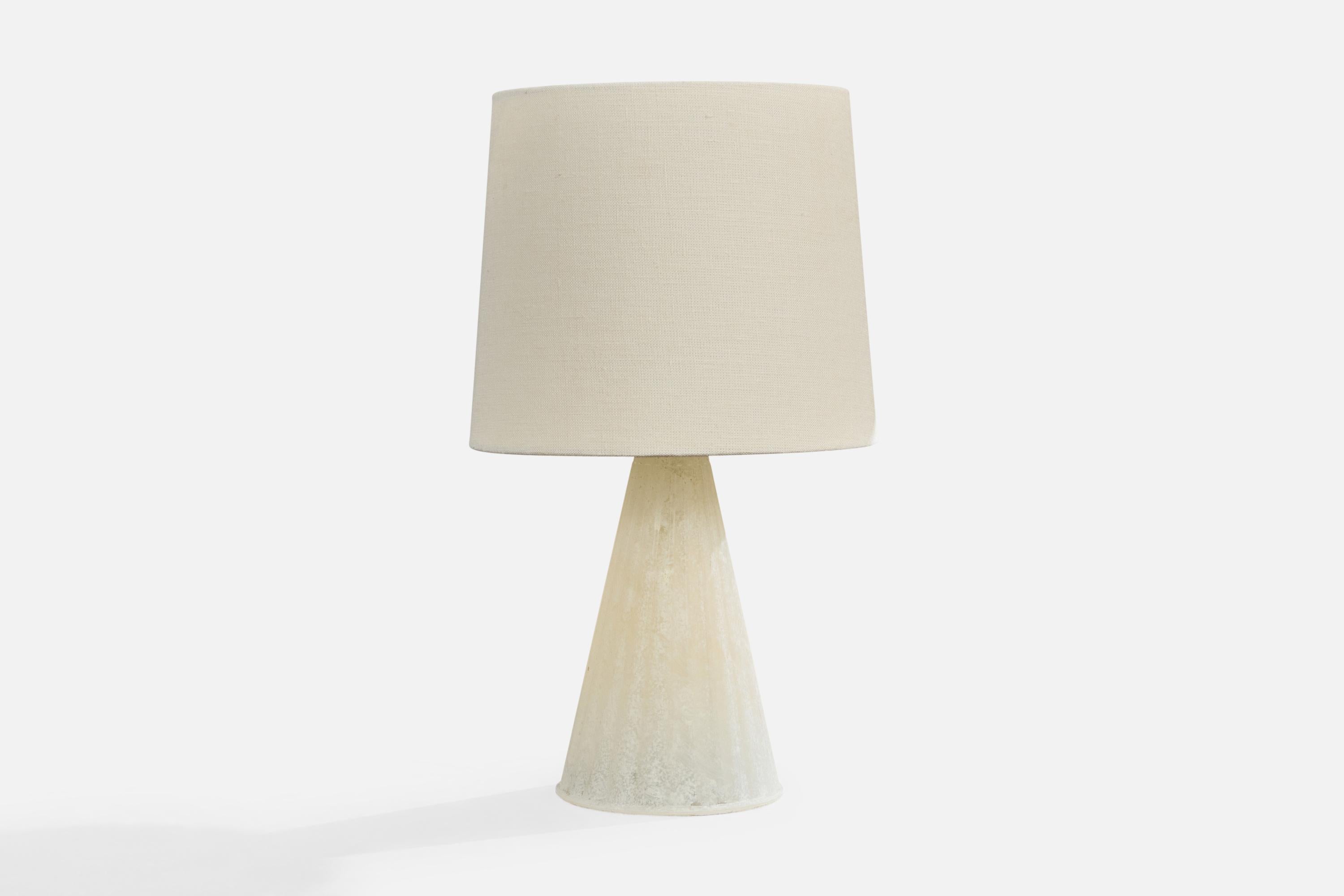 A cream-white opaline Murano glass table lamp designed and produced in Italy, c. 1980s.

Dimensions of Lamp (inches): 14.0