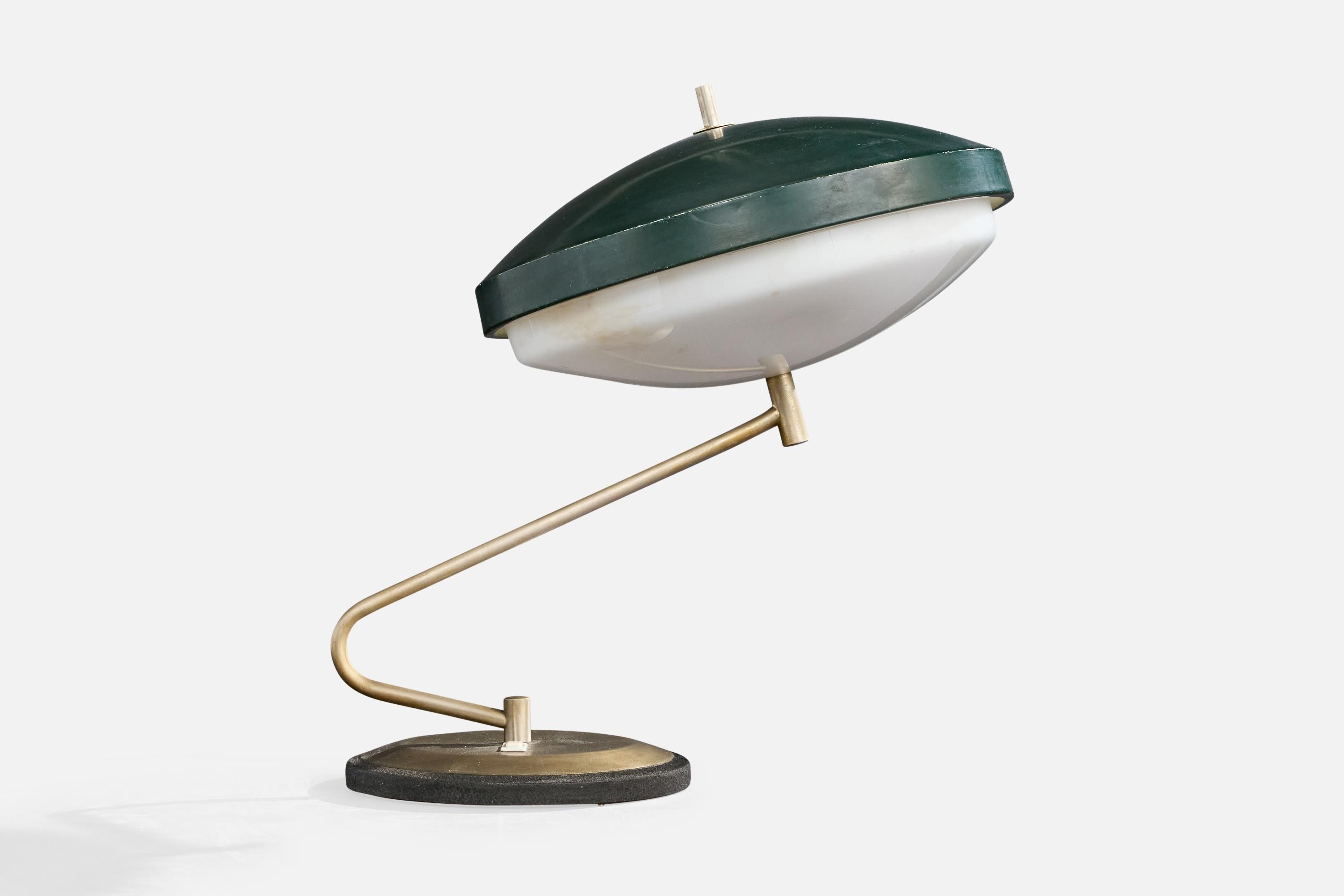 Lámpara de sobremesa de metal y acrílico diseñada y fabricada en Italia, c. 1950.

Presenta desgaste y oxidación, marca de calor en el difusor acrílico como se ilustra.

Dimensiones de la lámpara (pulgadas): 19,0 