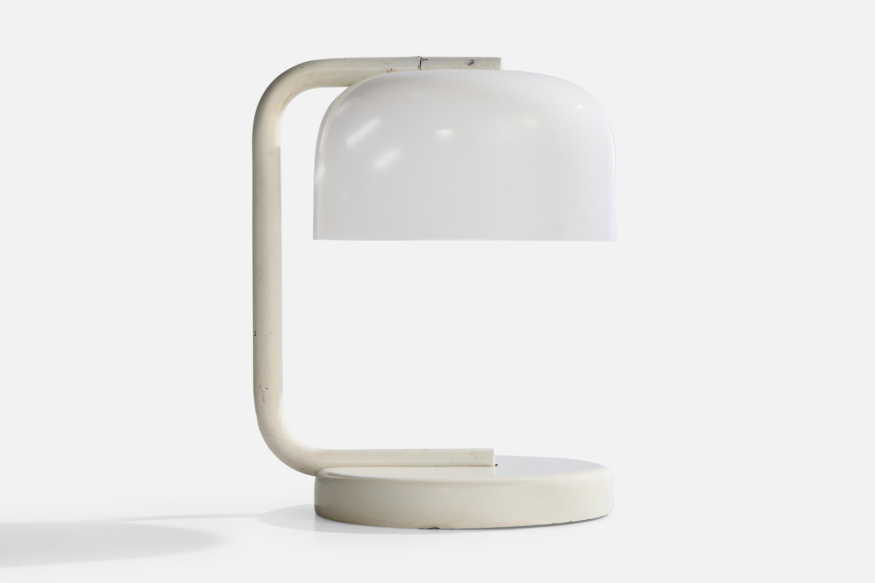 Lampe de table en métal laqué blanc cassé et en acrylique, conçue et produite en Italie, vers les années 1970.

Dimensions de la lampe (pouces) : 9.5 