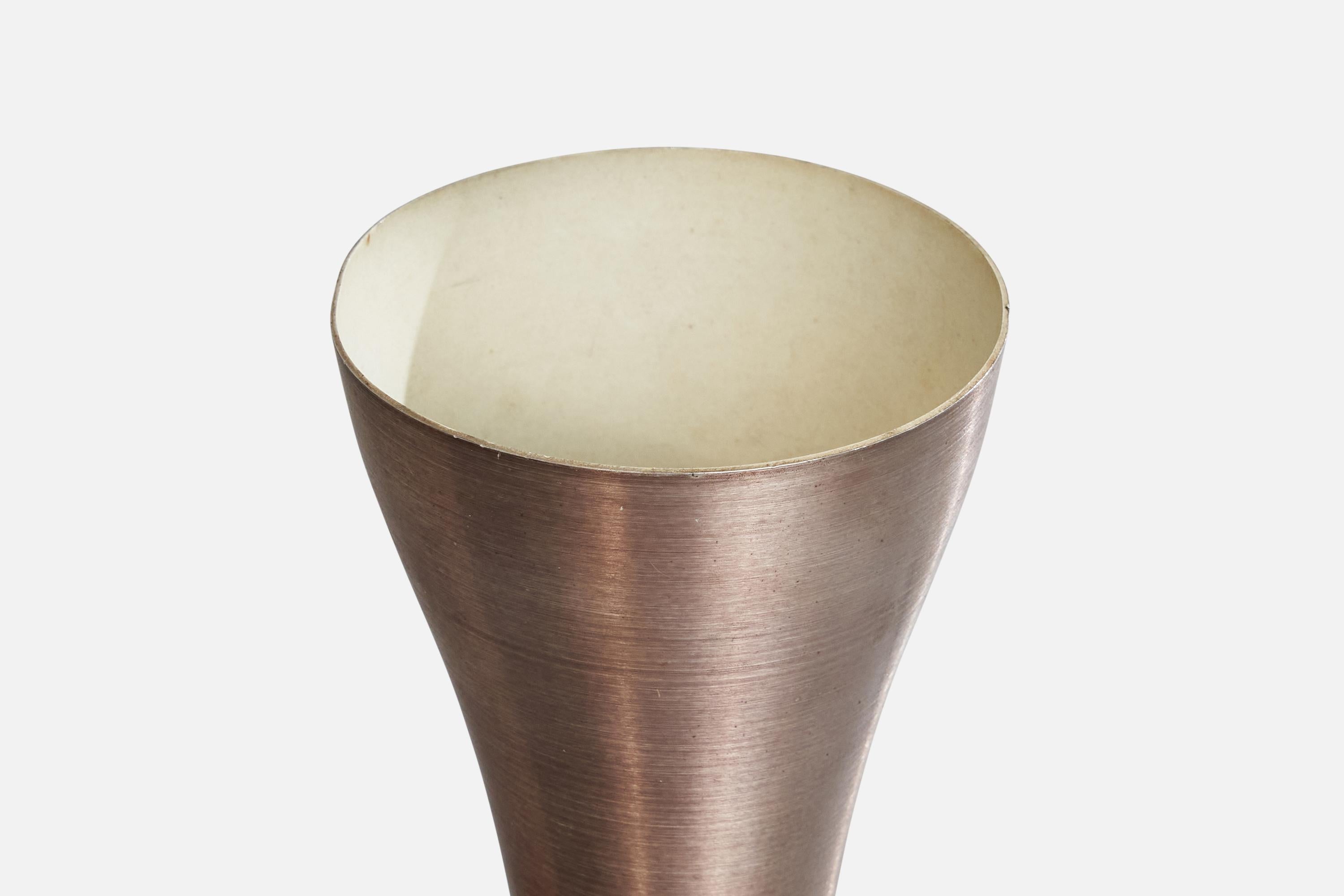 Italiano Lampada da tavolo di design italiano, metallo, ottone, Italia, anni '50 in vendita