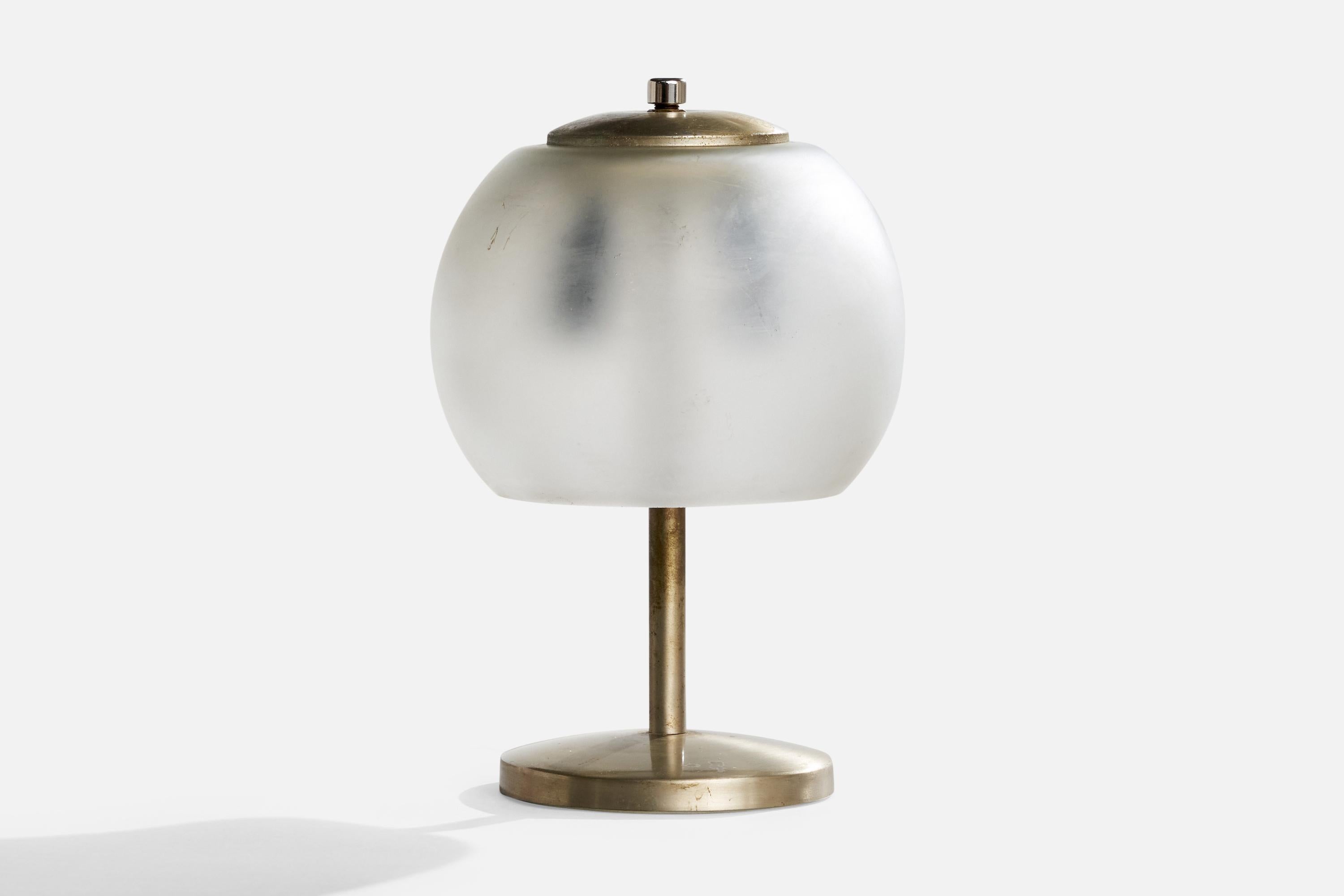 Tischleuchte aus Metall und Milchglas, entworfen und hergestellt in Italien, ca. 1960er Jahre.

Abmessungen der Lampe mit Schirm (Zoll): 10,4
